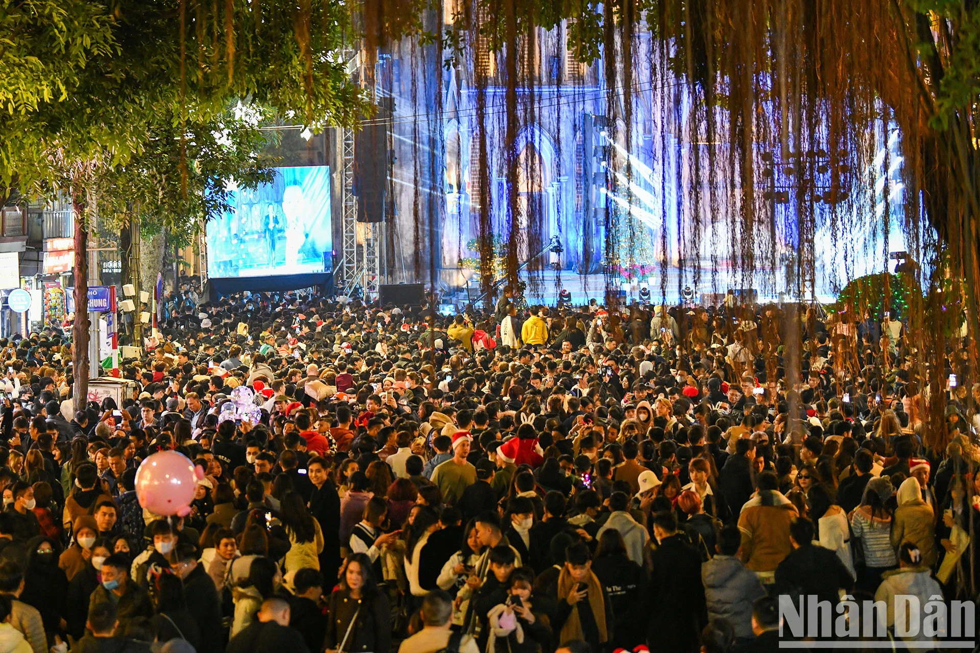 大教堂区挤满了人。 大教堂区挤满了人。