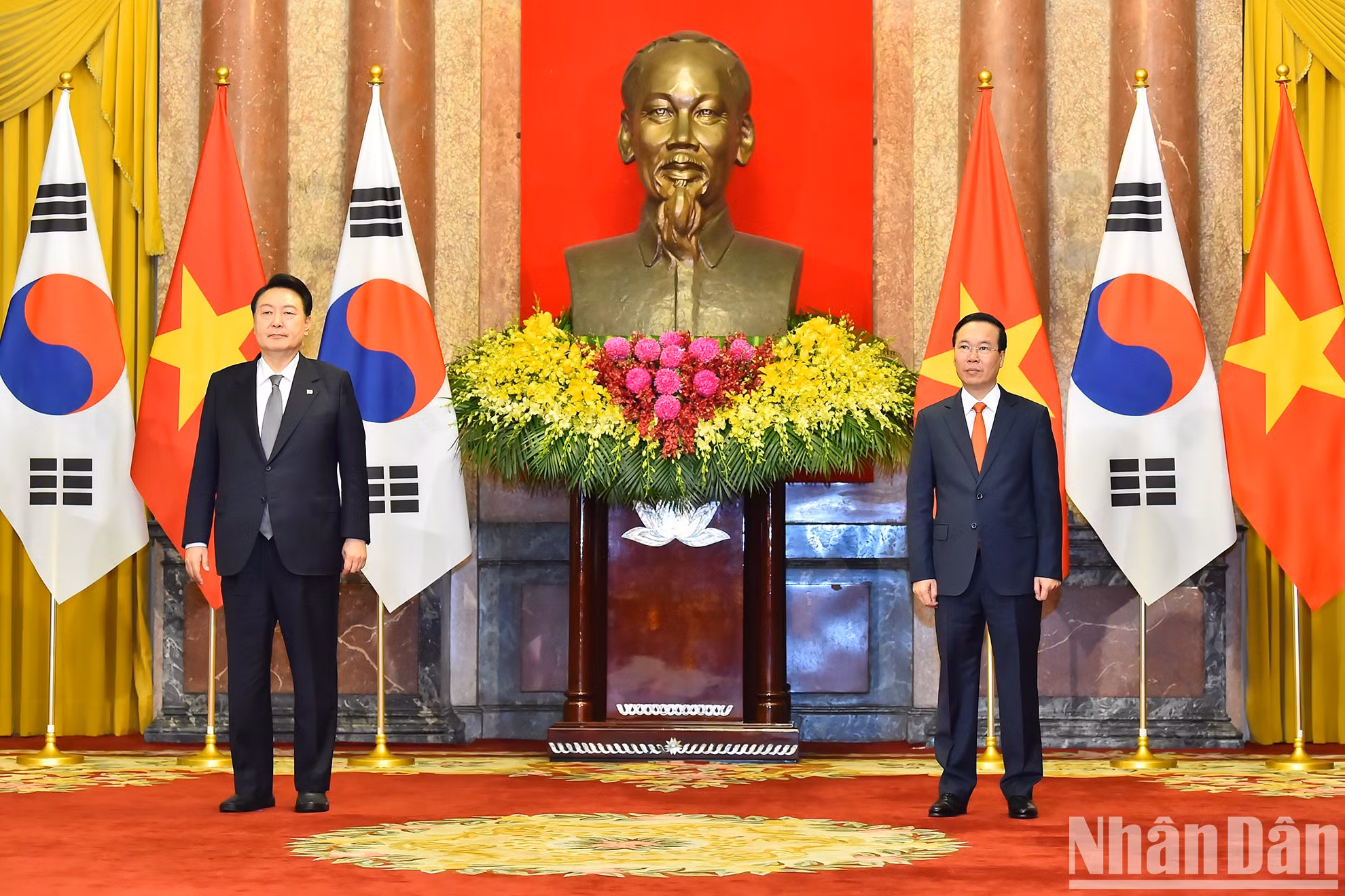 越南国家主席武文赏与韩国总统尹锡悦见证了两国合作文件签署仪式。