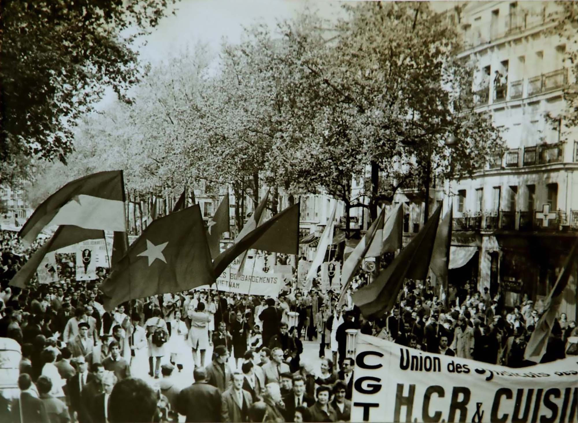 法国劳动人民举行游行反对美帝国主义轰炸越南北部,并在1972年巴黎会议表示对越南民主共和国政府代表团和越南南部民族解放阵线的团结之情。 法国劳动人民举行游行反对美帝国主义轰炸越南北部,并在1972年巴黎会议表示对越南民主共和国政府代表团和越南南部民族解放阵线的团结之情。