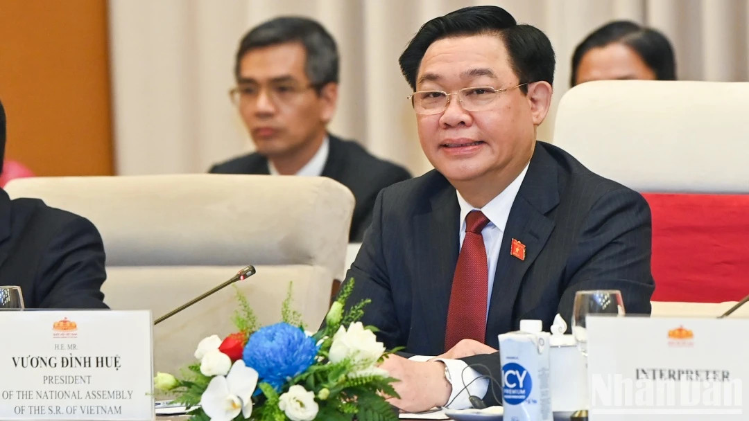 越南国会主席王廷惠在会谈上发表讲话。 越南国会主席王廷惠在会谈上发表讲话。