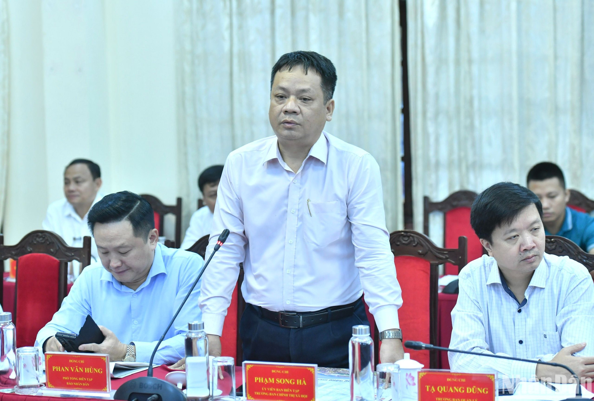 《人民报》社编委会委员、政治社会部主任范双河发表讲话。 《人民报》社编委会委员、政治社会部主任范双河发表讲话。