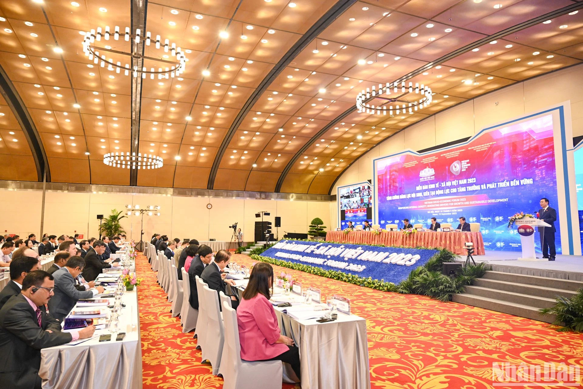 2023年越南经济社会论坛开幕式场景。