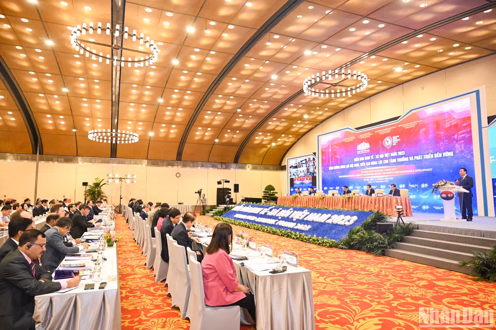 2023年越南经济社会论坛开幕式场景。