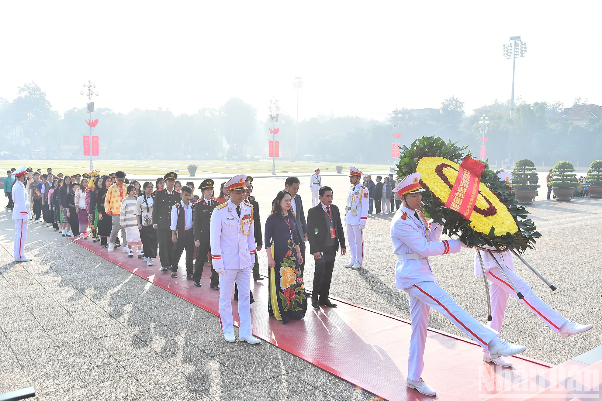 代表团的花圈飘带上写着：“世世代代铭记伟大胡志明主席的功劳”。