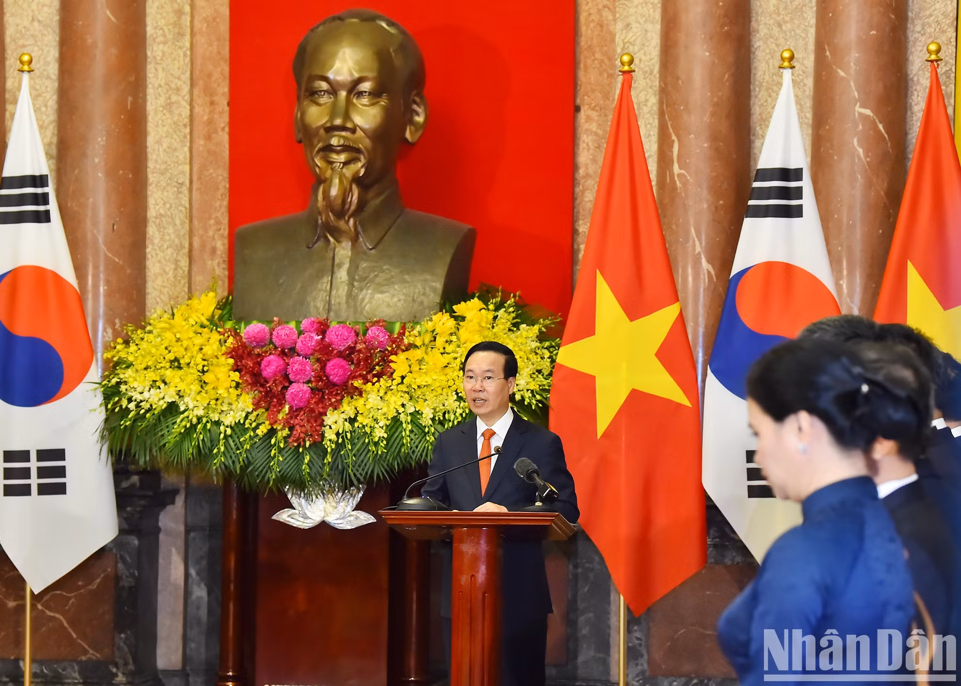 武文赏主席在会见两国和国际记者时发表讲话。