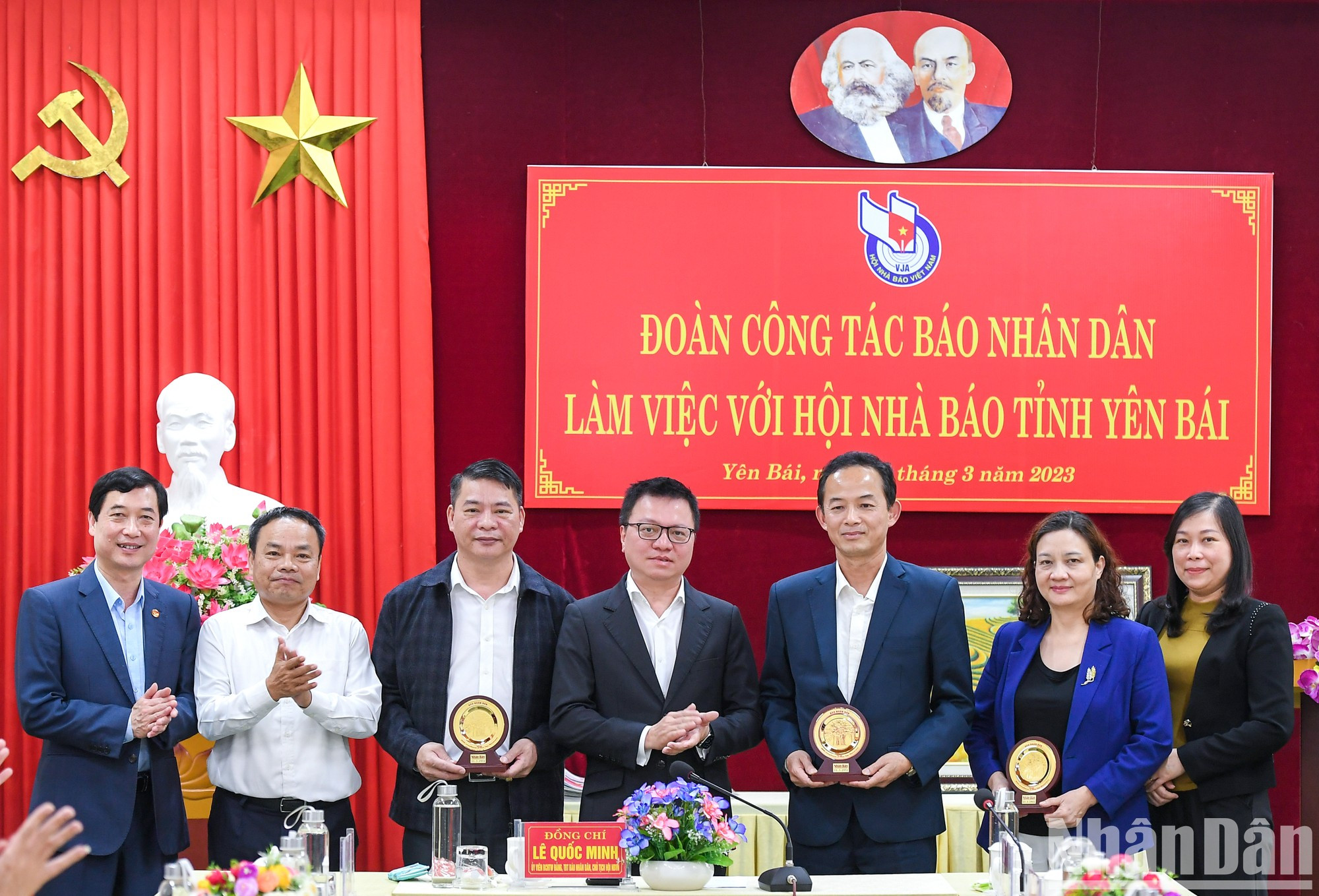 《人民报》社工作组向安沛省新闻工作者协会赠送纪念品。