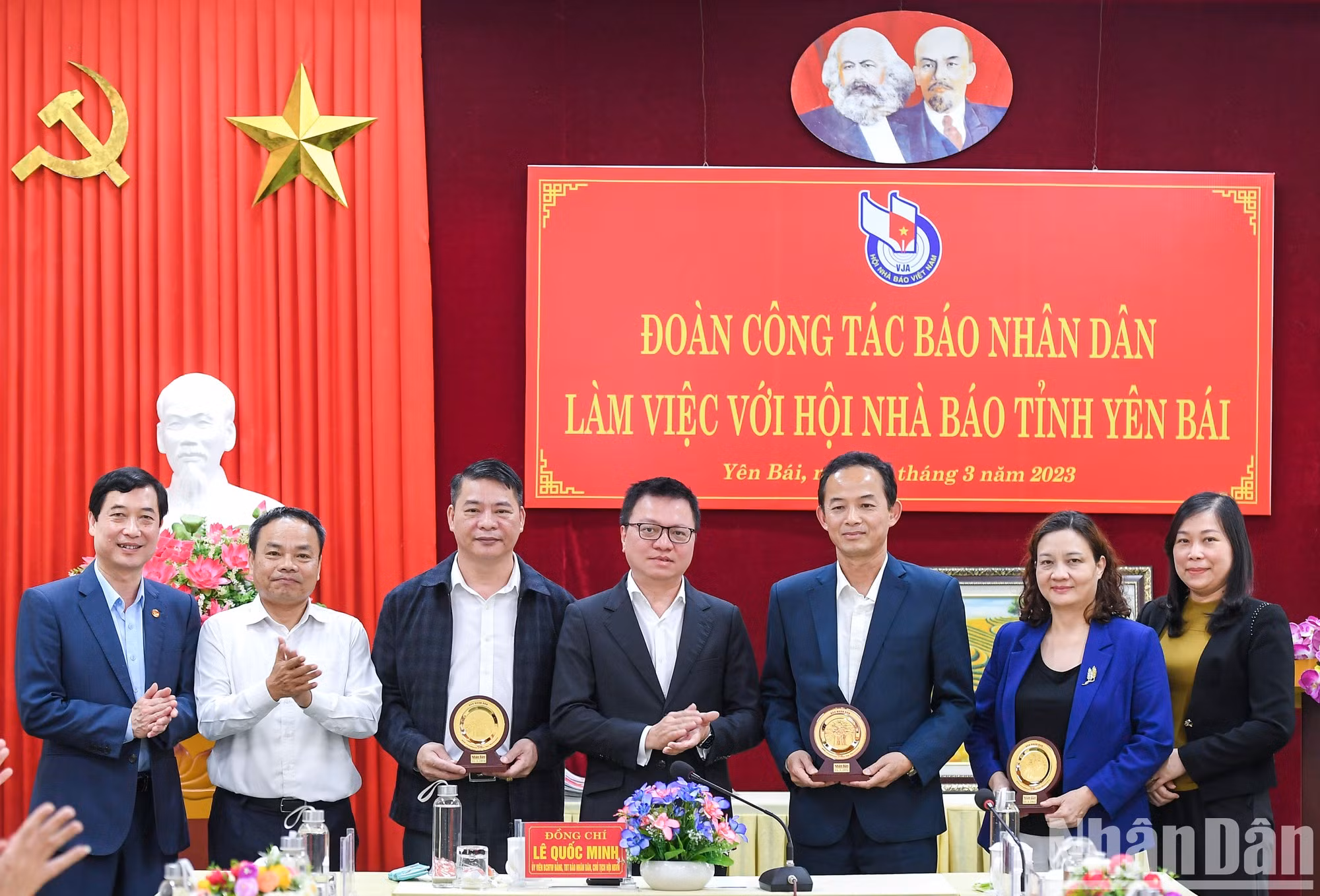 《人民报》社工作组向安沛省新闻工作者协会赠送纪念品。