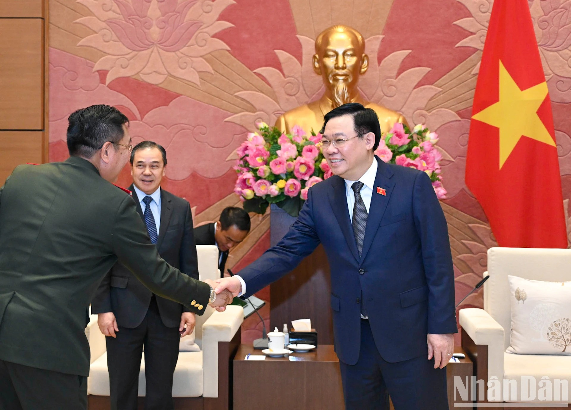 越南国会主席王廷惠与老挝驻越南大使馆干部。 越南国会主席王廷惠与老挝驻越南大使馆干部。