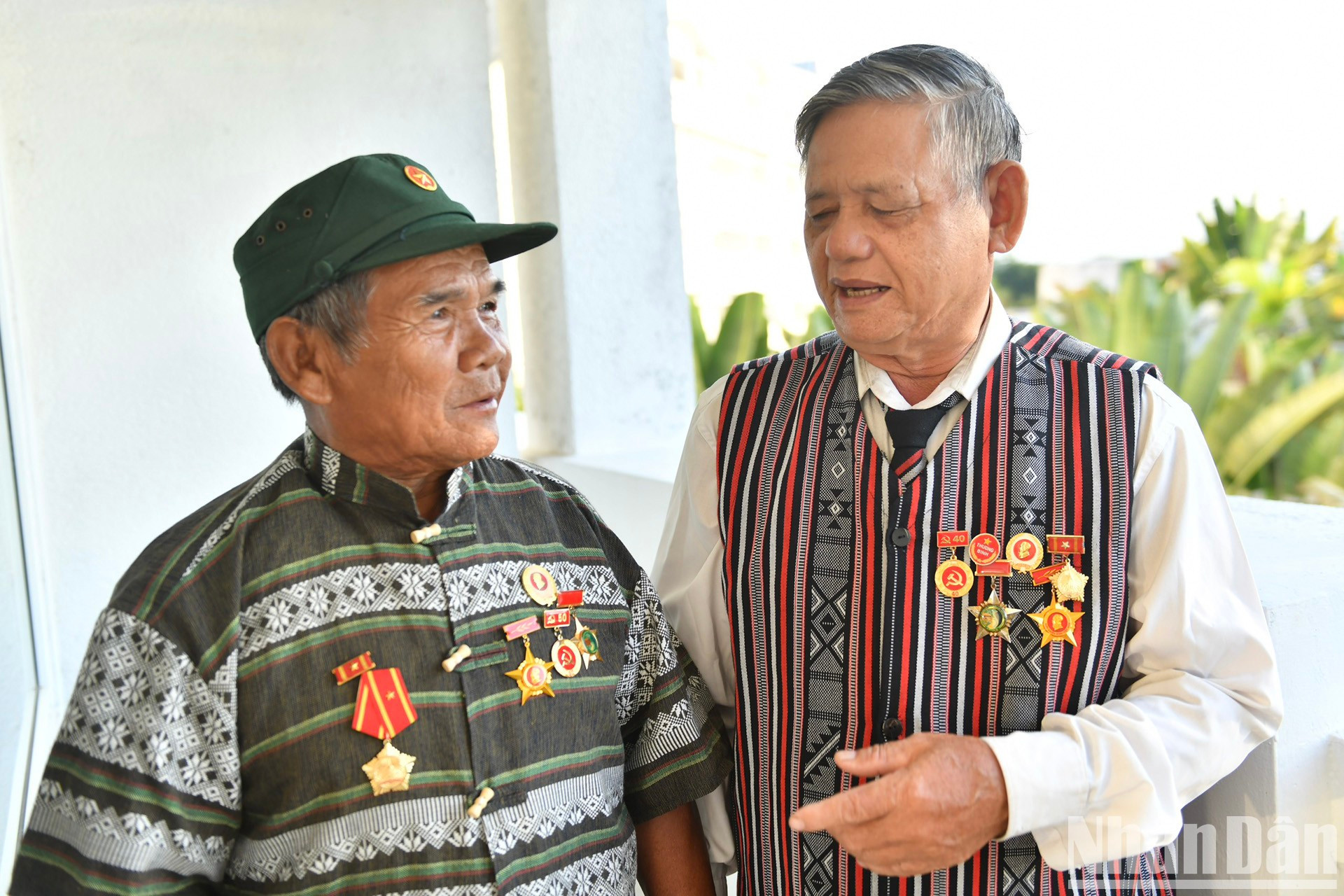 广义省赫耶族有功者模范范春阳和荣军丁文立。 广义省赫耶族有功者模范范春阳和荣军丁文立。