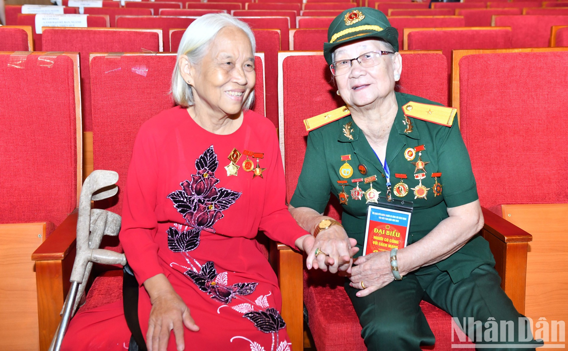 战友们相聚之乐。 战友们相聚之乐。