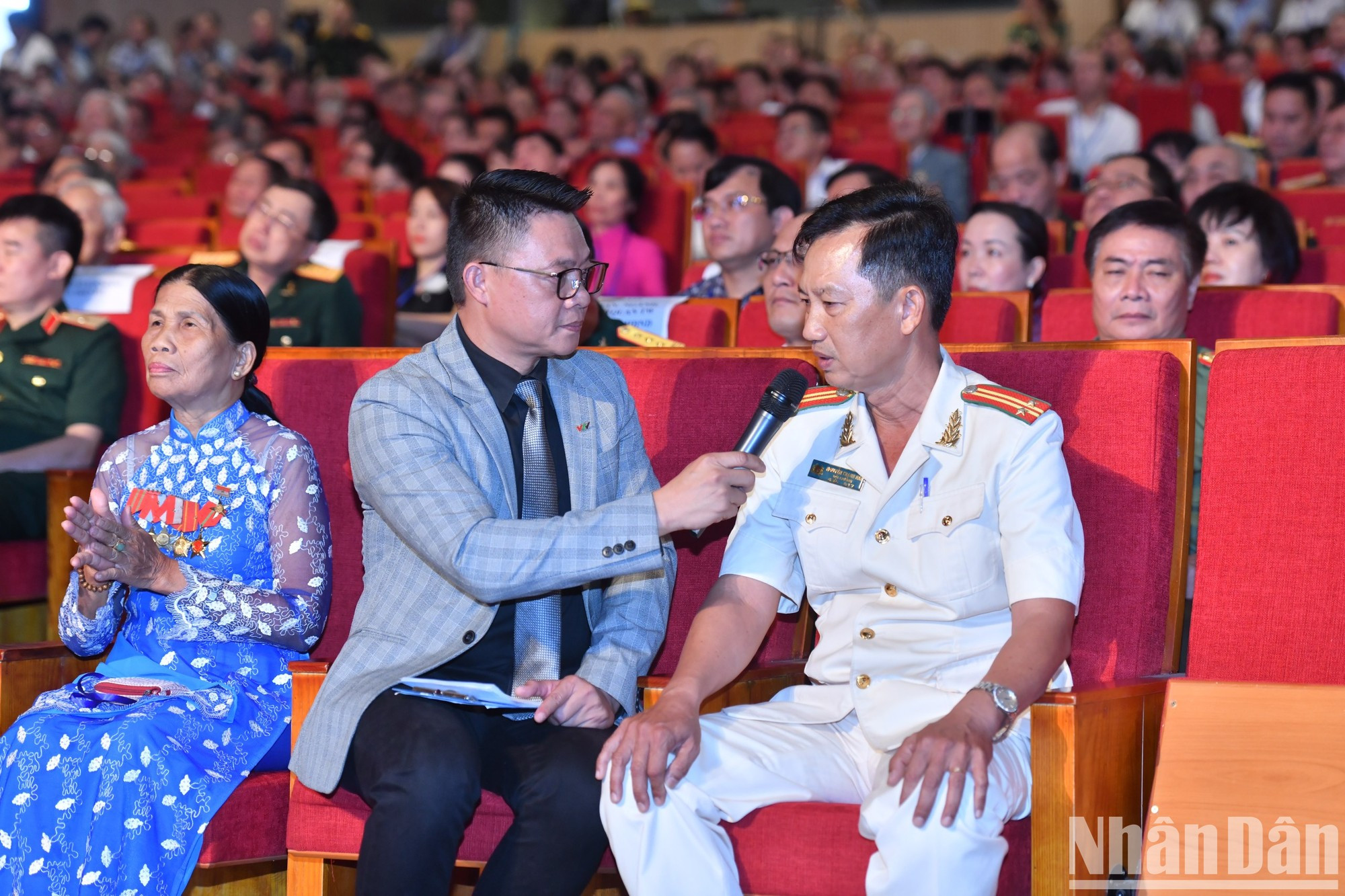 永隆省公安厅经济警察局局长阮青海中校在会上进行交流。 永隆省公安厅经济警察局局长阮青海中校在会上进行交流。