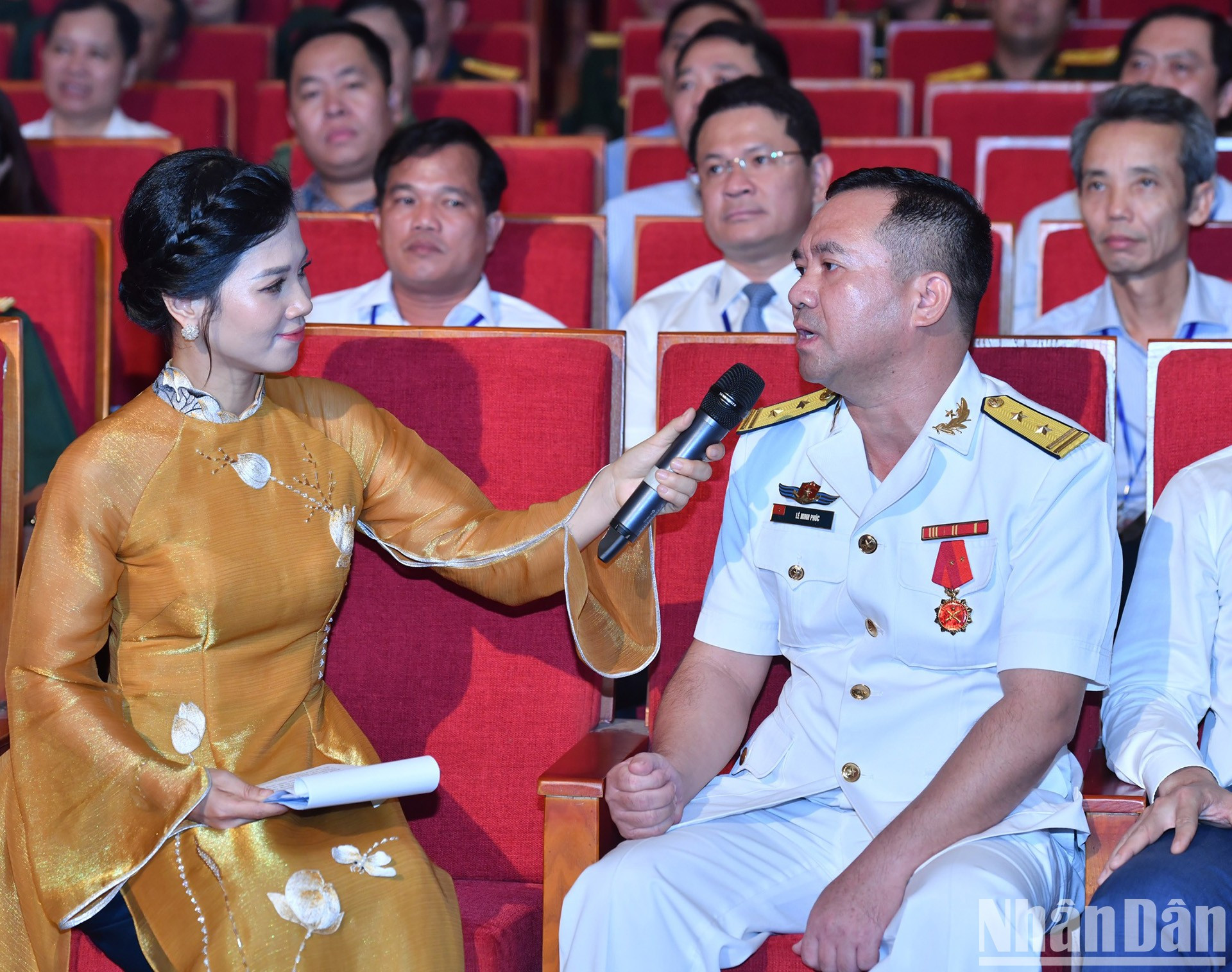 在海军第4区工作的黎明福中校在会议上交谈。 在海军第4区工作的黎明福中校在会议上交谈。