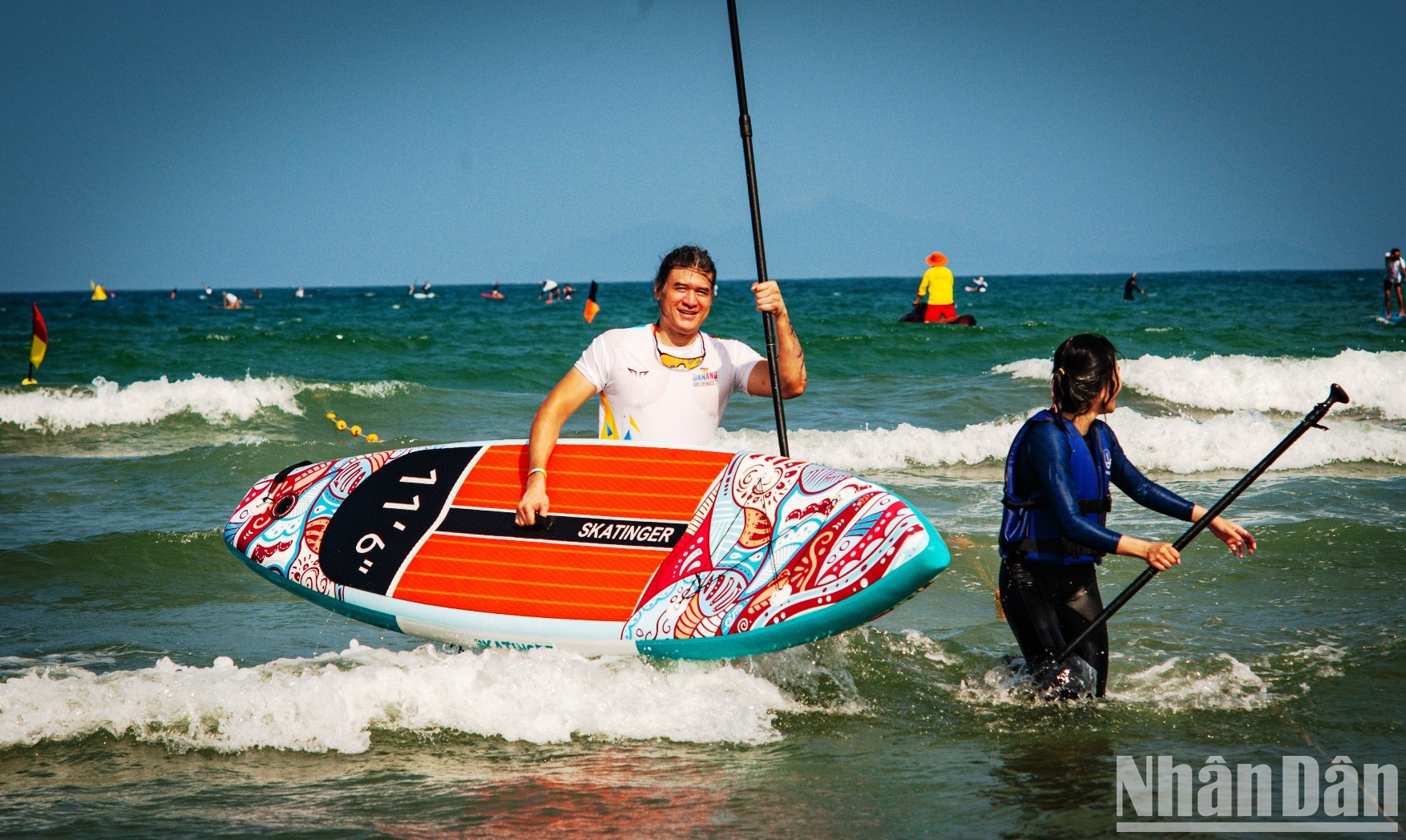 外国游客兴高采烈地参赛。 外国游客兴高采烈地参赛。