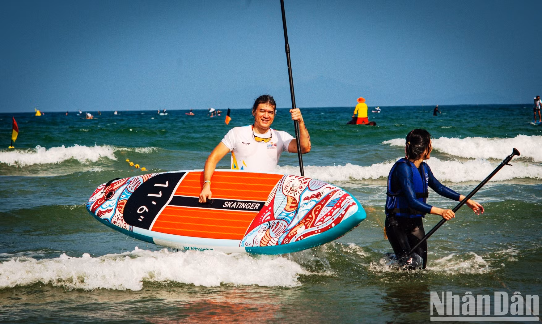 外国游客兴高采烈地参赛。