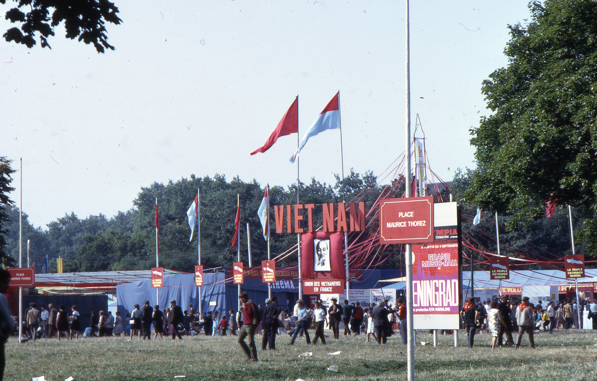 1969年9月举行的法国共产党人道主义新闻协会展览中的越南展位。 反对战争、支持越南人民重获和平、统一祖国的活动层出不穷。 1969年9月举行的法国共产党人道主义新闻协会展览中的越南展位。 反对战争、支持越南人民重获和平、统一祖国的活动层出不穷。