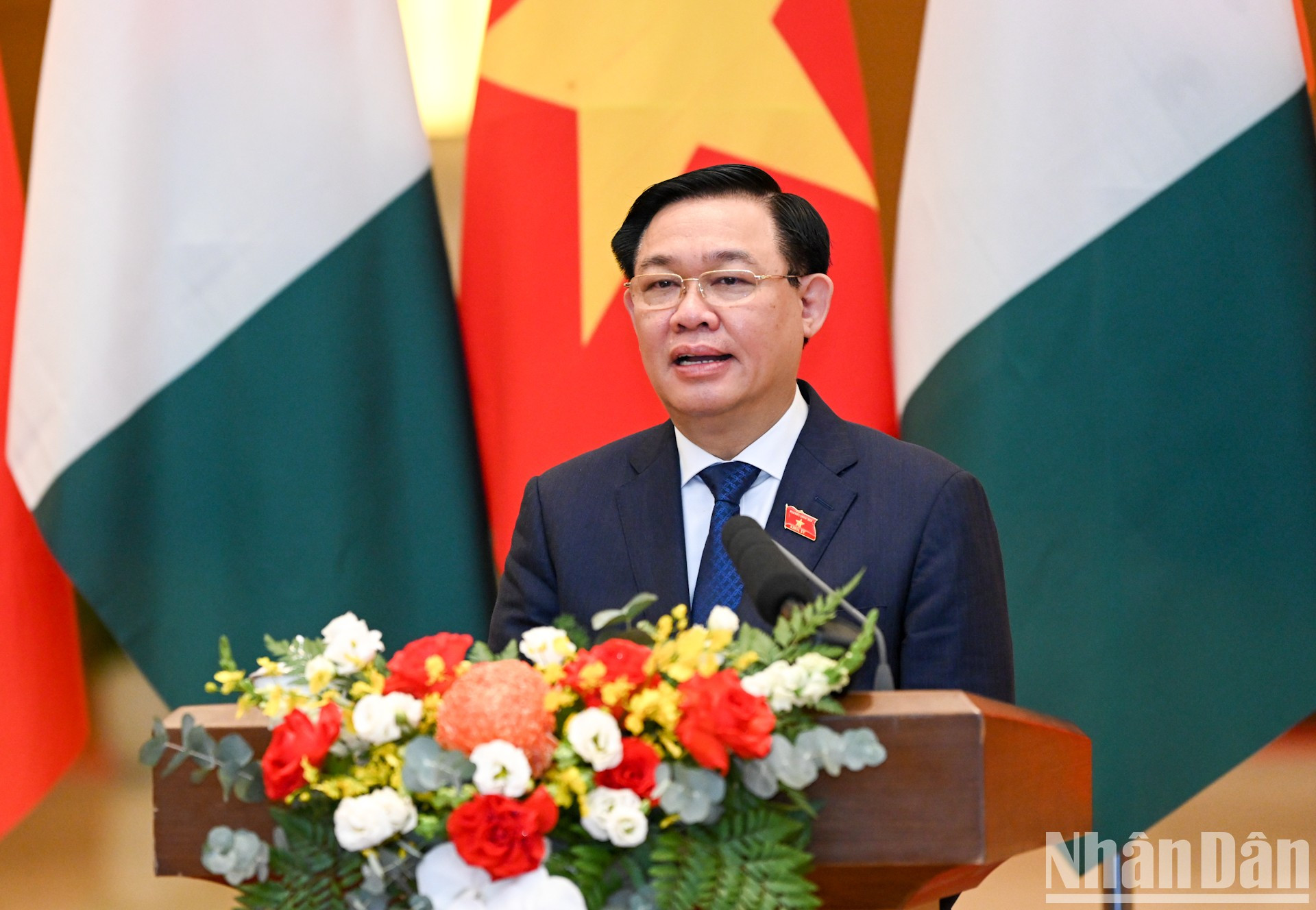 国会主席王廷惠向媒体记者介绍了双方已讨论通过的内容。