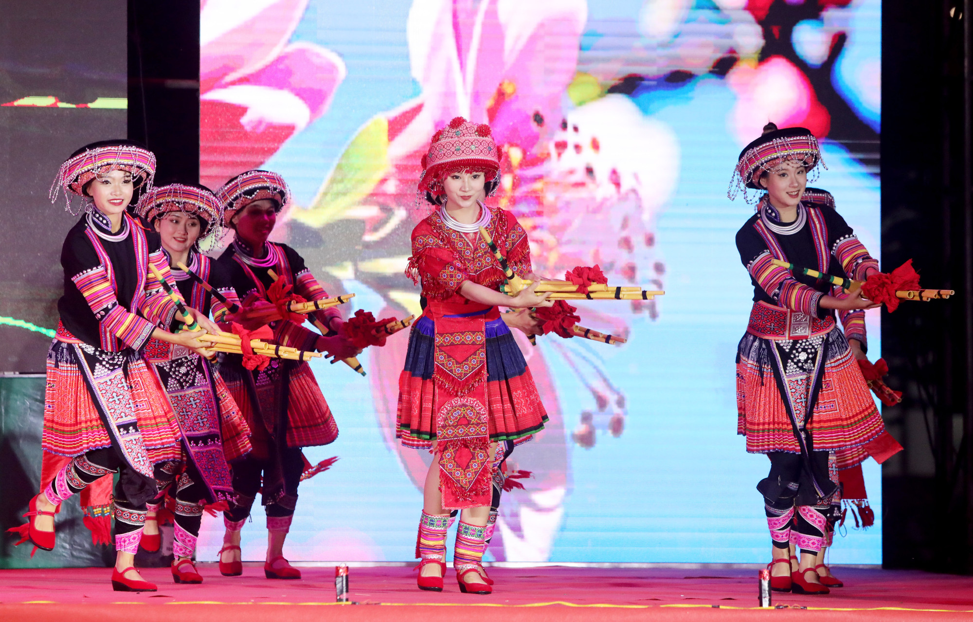 来自中国云南省金平县艺术代表团的文艺节目。 来自中国云南省金平县艺术代表团的文艺节目。