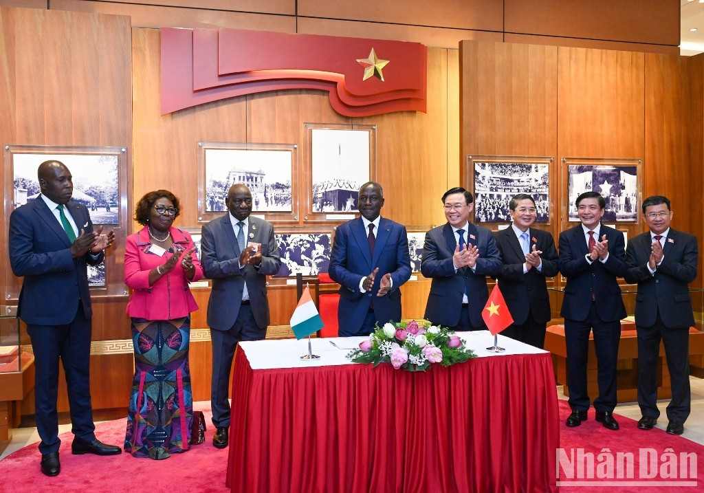 科特迪瓦国民议会议长在国会传统陈列室纪念书上留言。