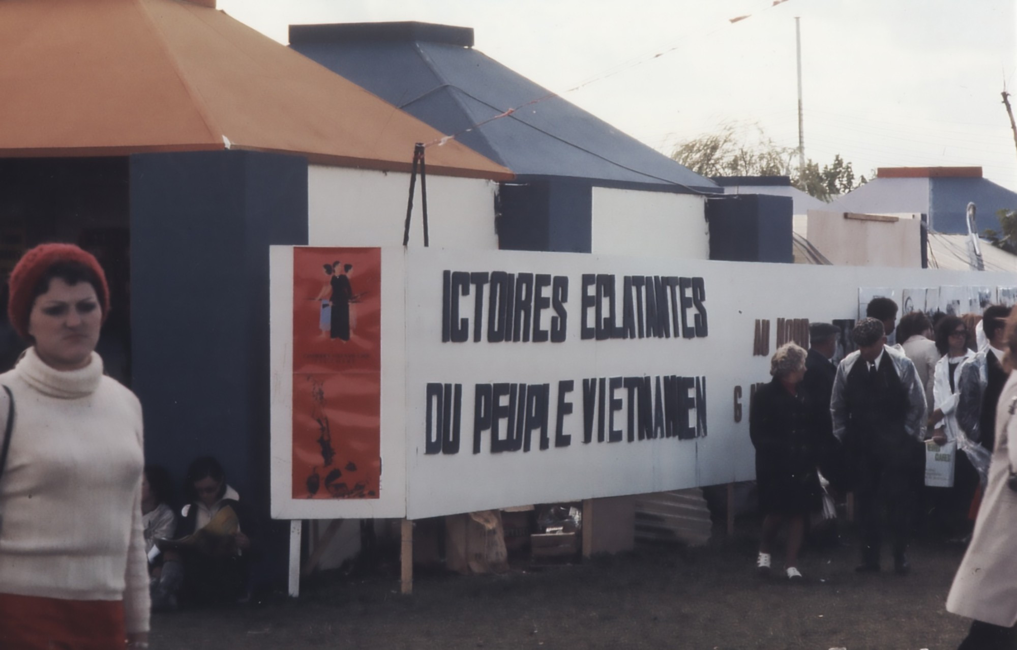 1972年9月,法国共产党人道主义新闻协会的海报,上面写着“越南人民的巨大胜利”。 1972年9月,法国共产党人道主义新闻协会的海报,上面写着“越南人民的巨大胜利”。