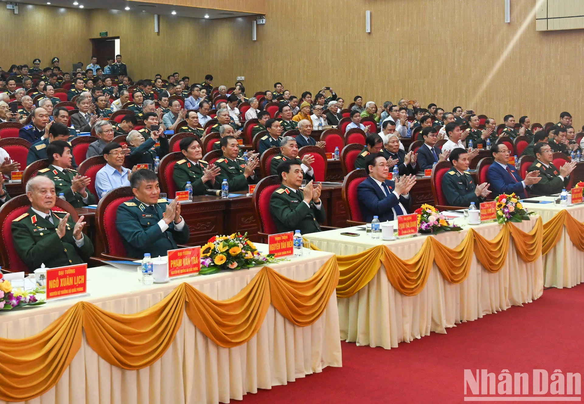 国会主席王廷惠、国防部部长潘文江以及党和国家领导人和各位代表出席典礼。