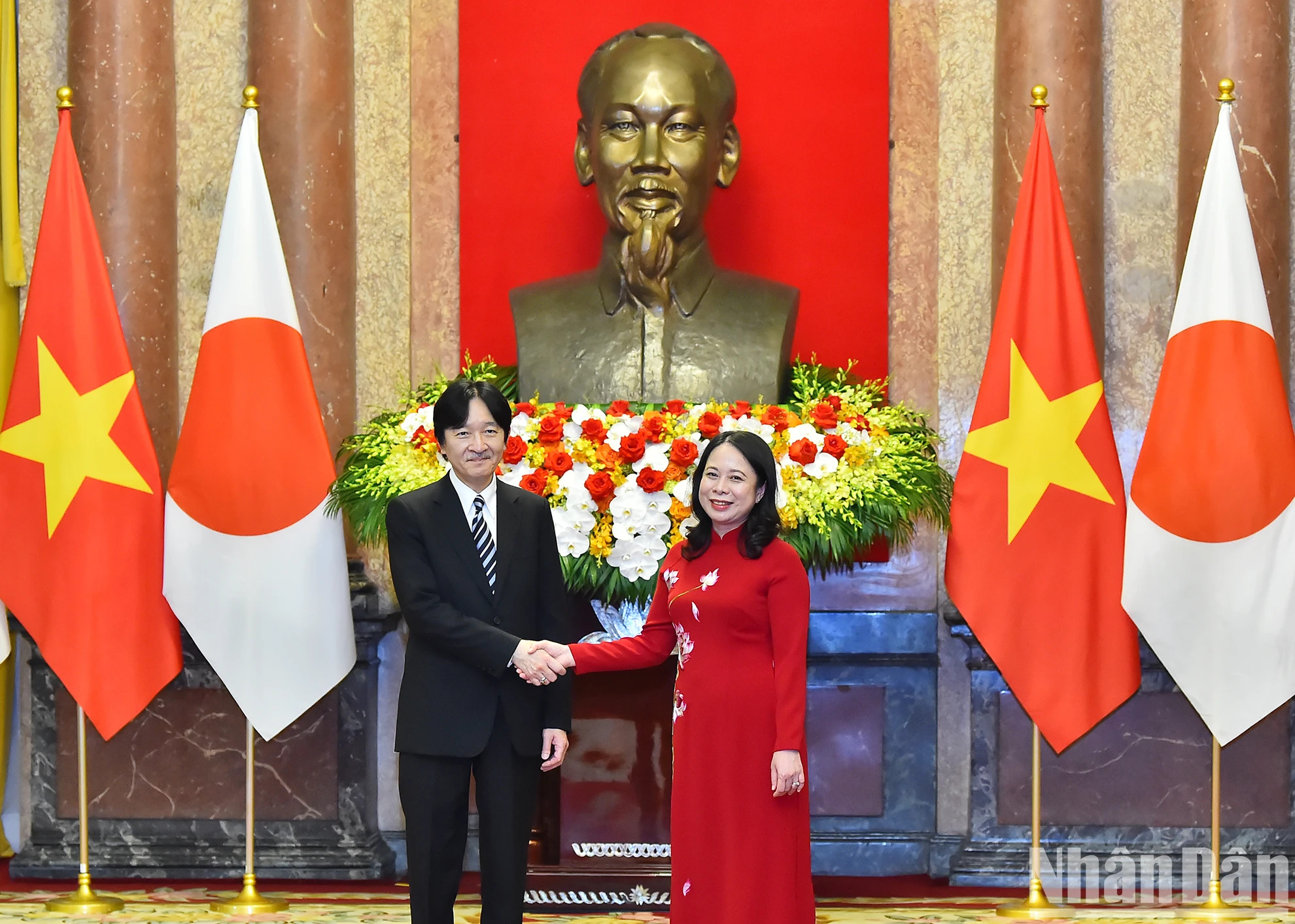 越南国家副主席武氏映春与日本皇嗣秋筱宫文仁亲王。 越南国家副主席武氏映春与日本皇嗣秋筱宫文仁亲王。