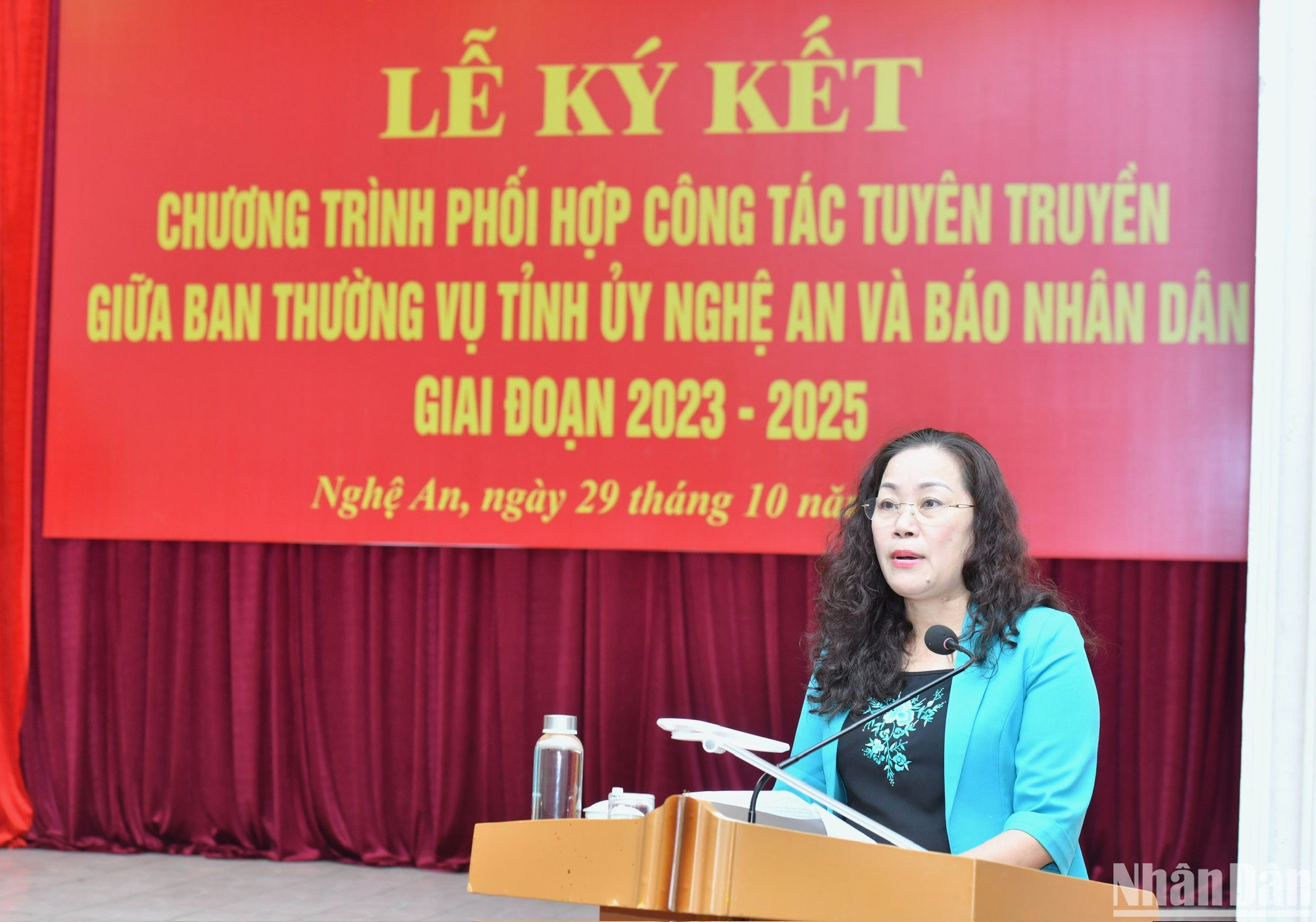 义安省省委宣教部部长阮氏秋香汇报《人民报》与义安省委常委会2023-2025年合作宣传工作情况。 义安省省委宣教部部长阮氏秋香汇报《人民报》与义安省委常委会2023-2025年合作宣传工作情况。