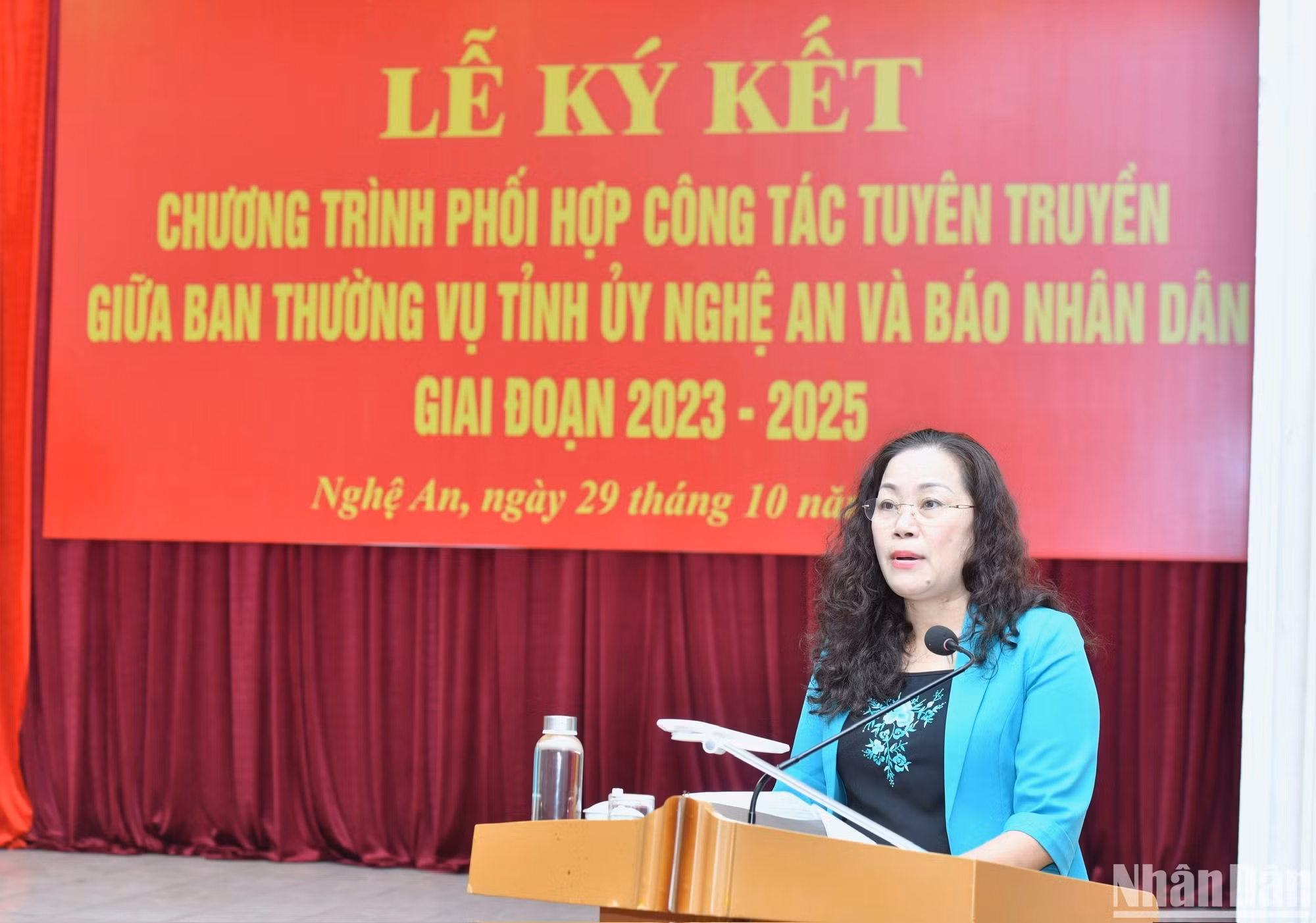 义安省省委宣教部部长阮氏秋香汇报《人民报》与义安省委常委会2023-2025年合作宣传工作情况。