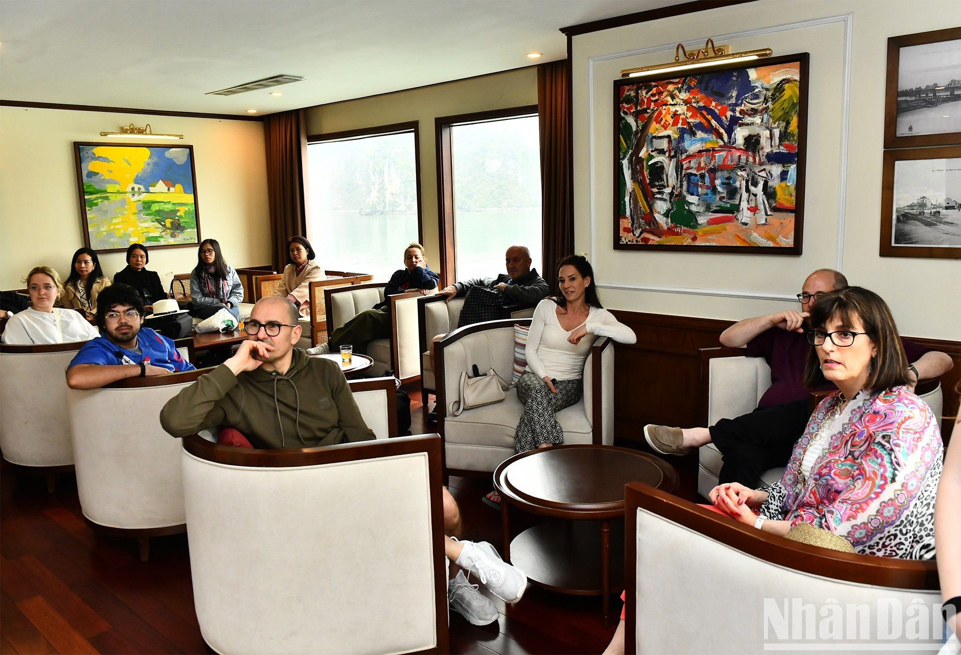 Heritage Cruise平准游轮还拥有越南第一家游艇画廊,展示了艺术家范力创作的多达100幅不同材料的独特画作。 Heritage Cruise平准游轮还拥有越南第一家游艇画廊,展示了艺术家范力创作的多达100幅不同材料的独特画作。