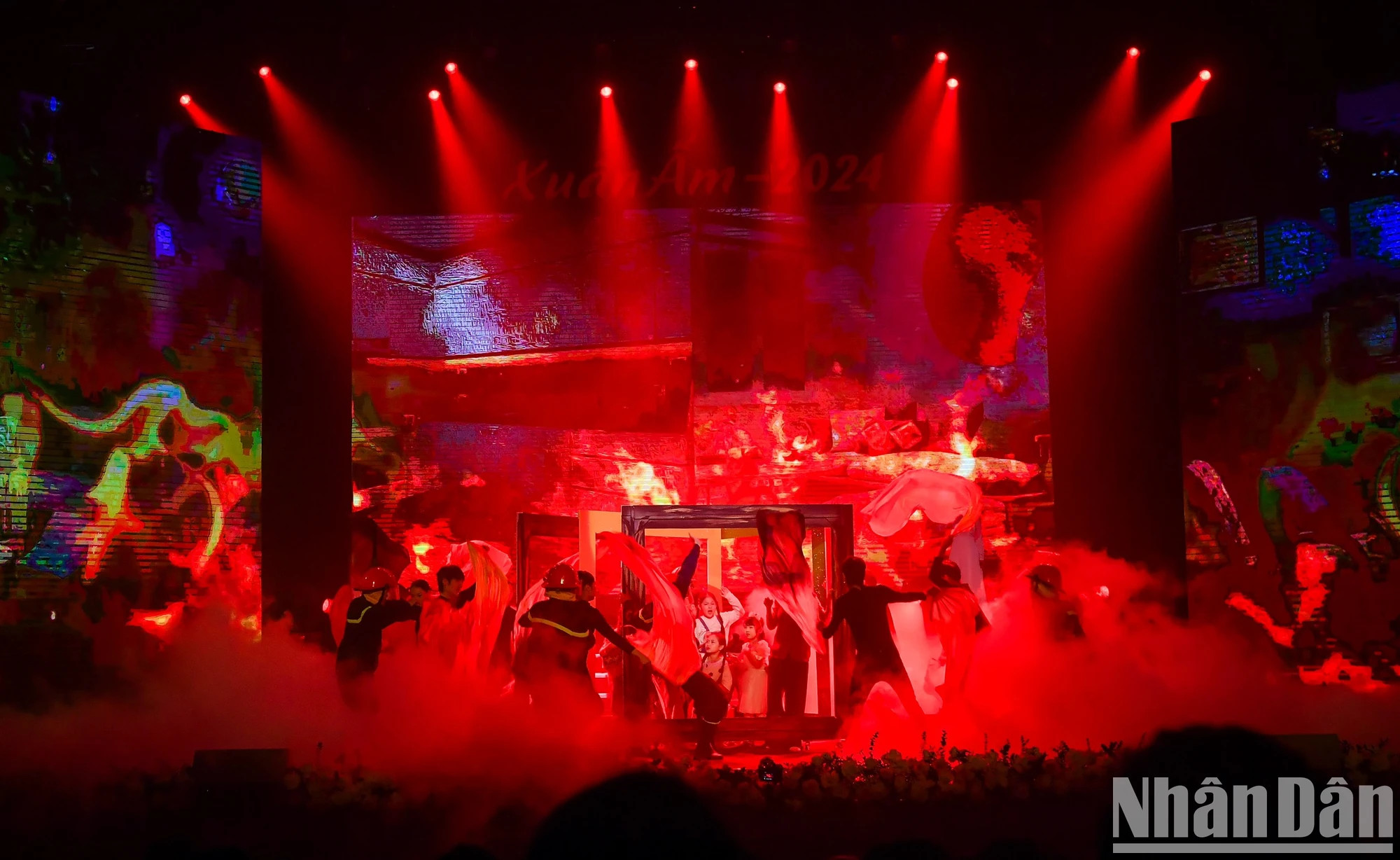 《火灾、自然灾害、洪水的残酷》舞蹈场景。 《火灾、自然灾害、洪水的残酷》舞蹈场景。