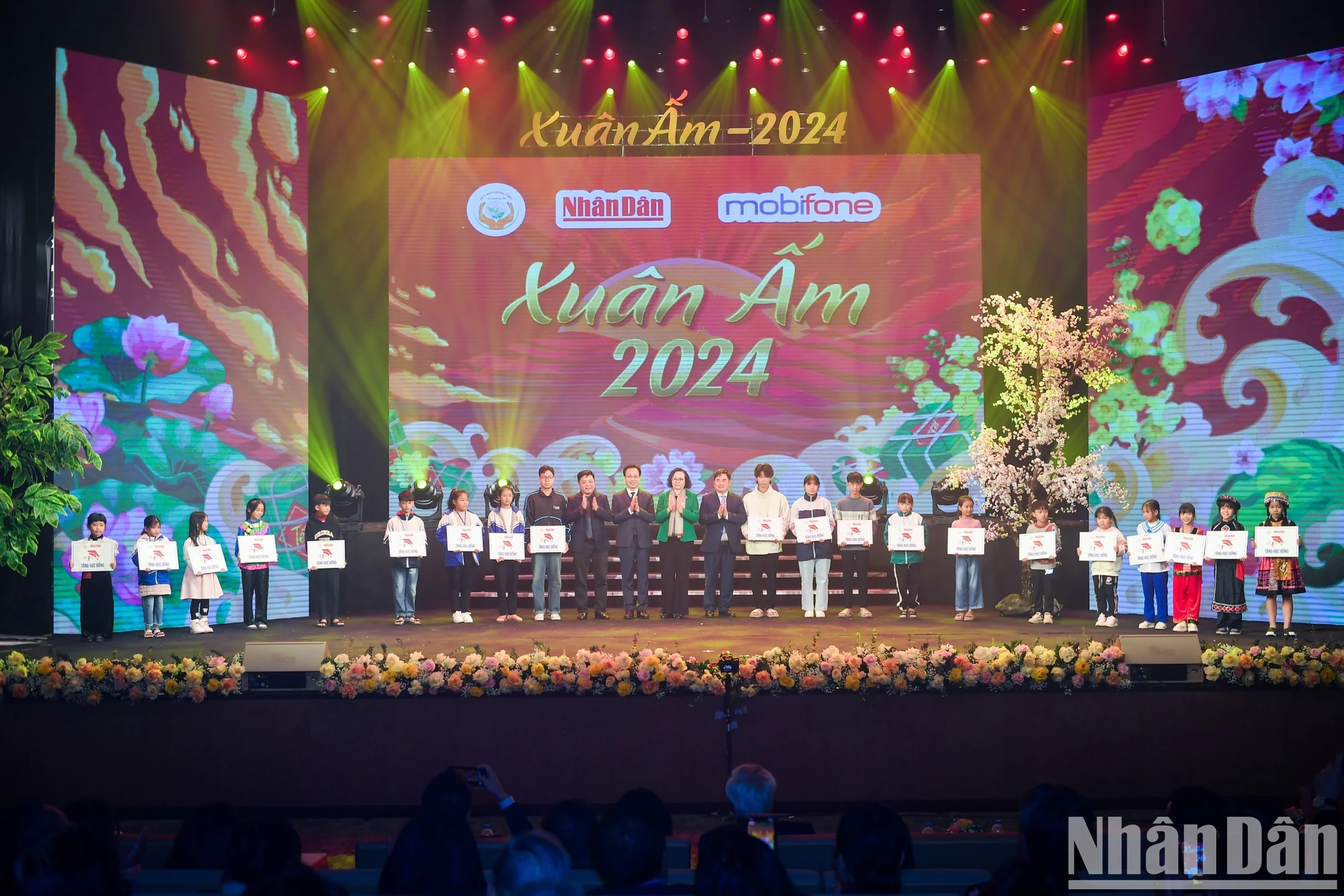 向贫困好学学生赠送越南种子基金会的奖学金。 向贫困好学学生赠送越南种子基金会的奖学金。