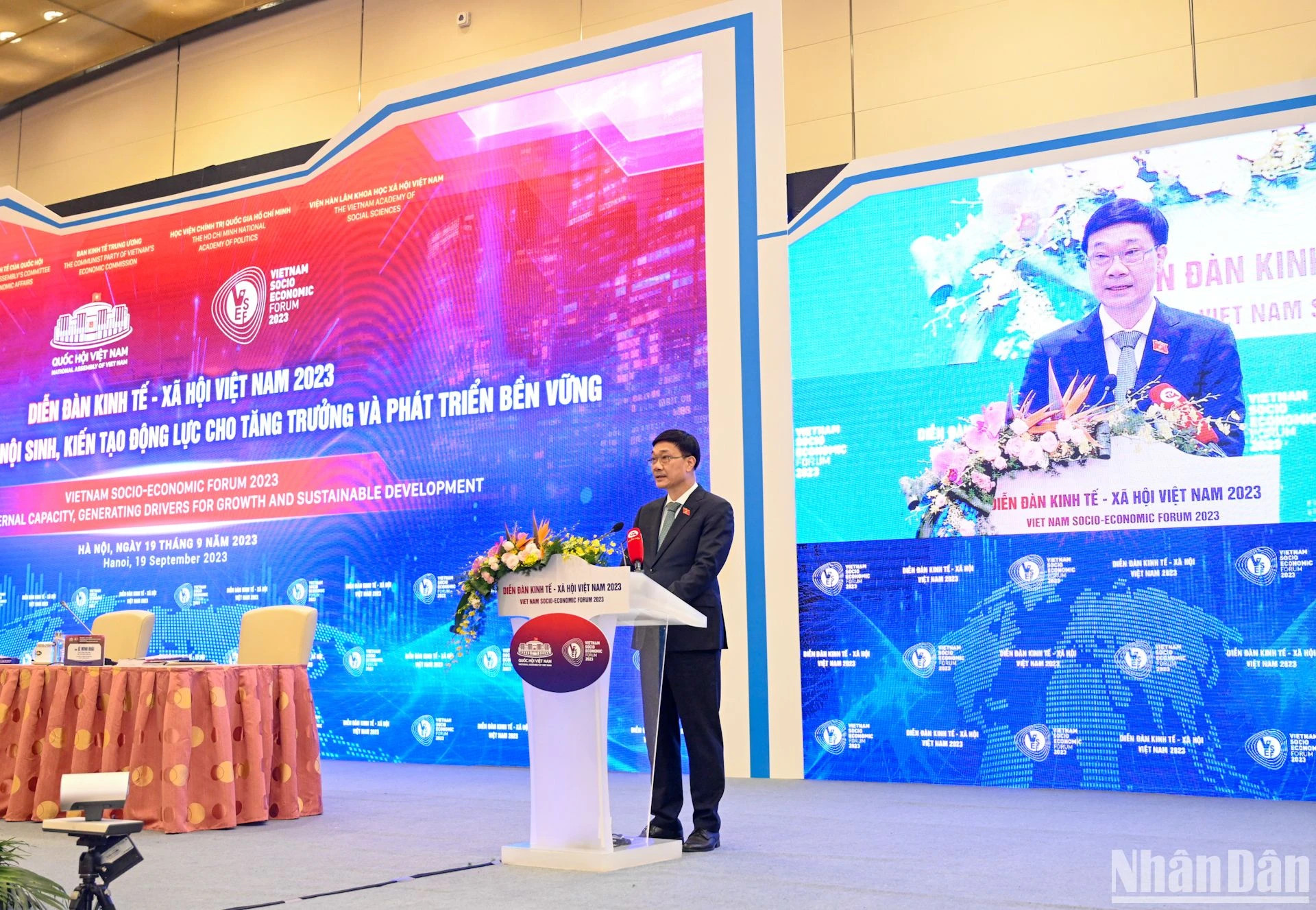 越南国会经济委员会主任武鸿青在会上发表讲话。