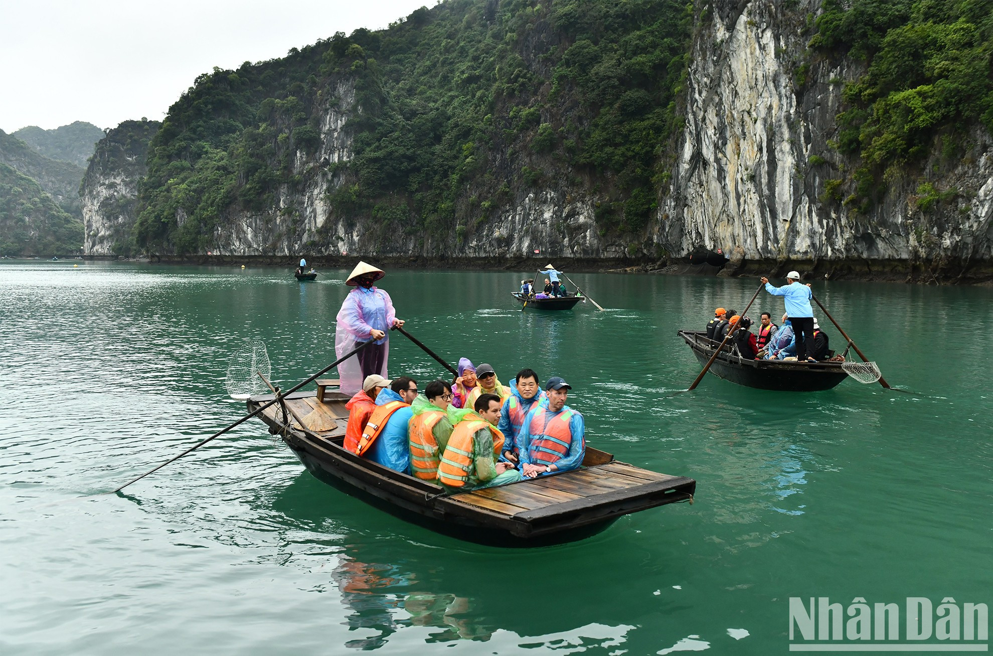 离开Heritage Cruises平准游轮后,游客可以乘坐当地人民划的竹船探索兰夏湾的原始美景。 离开Heritage Cruises平准游轮后,游客可以乘坐当地人民划的竹船探索兰夏湾的原始美景。