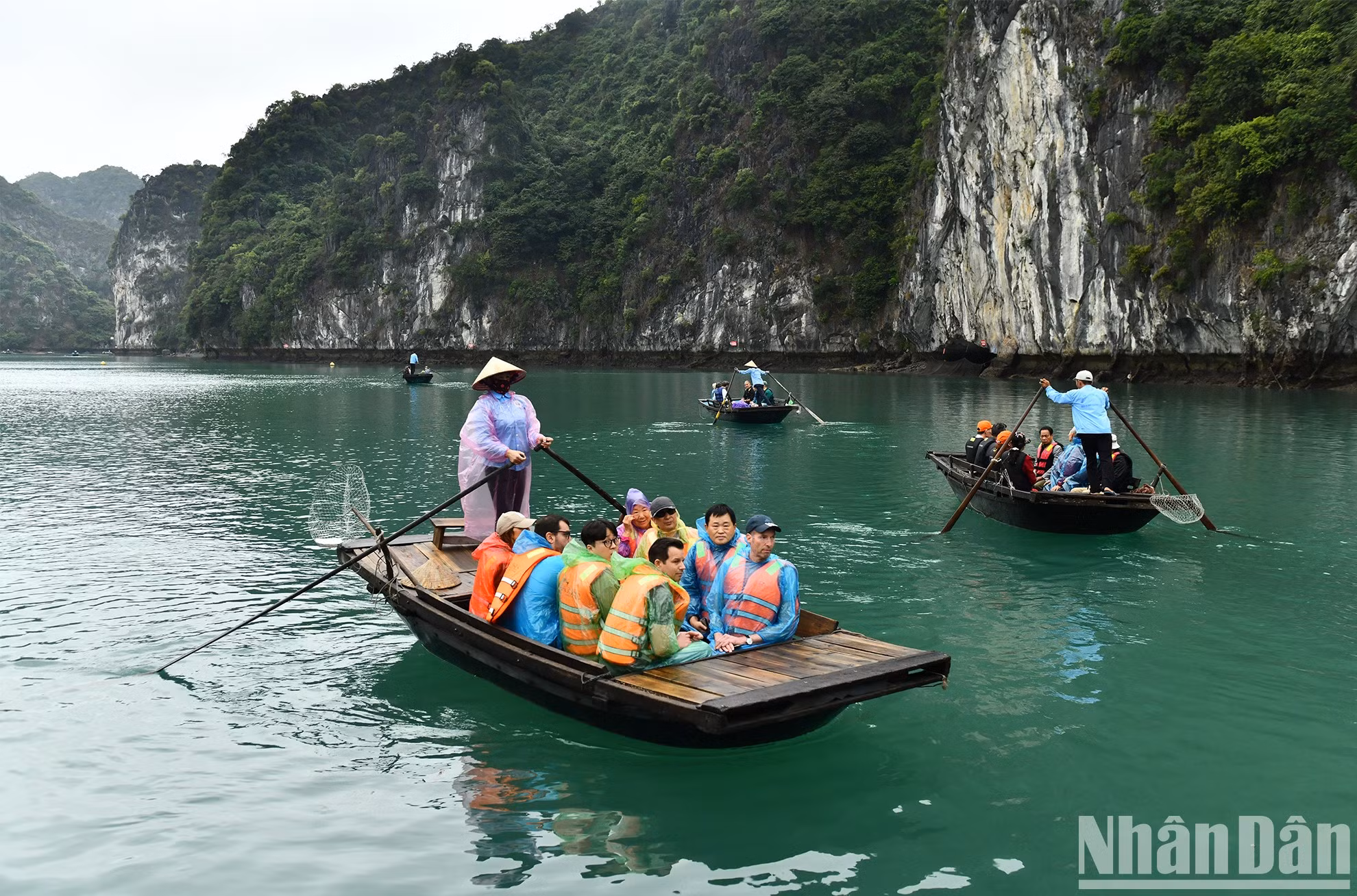 离开Heritage Cruises平准游轮后，游客可以乘坐当地人民划的竹船探索兰夏湾的原始美景。