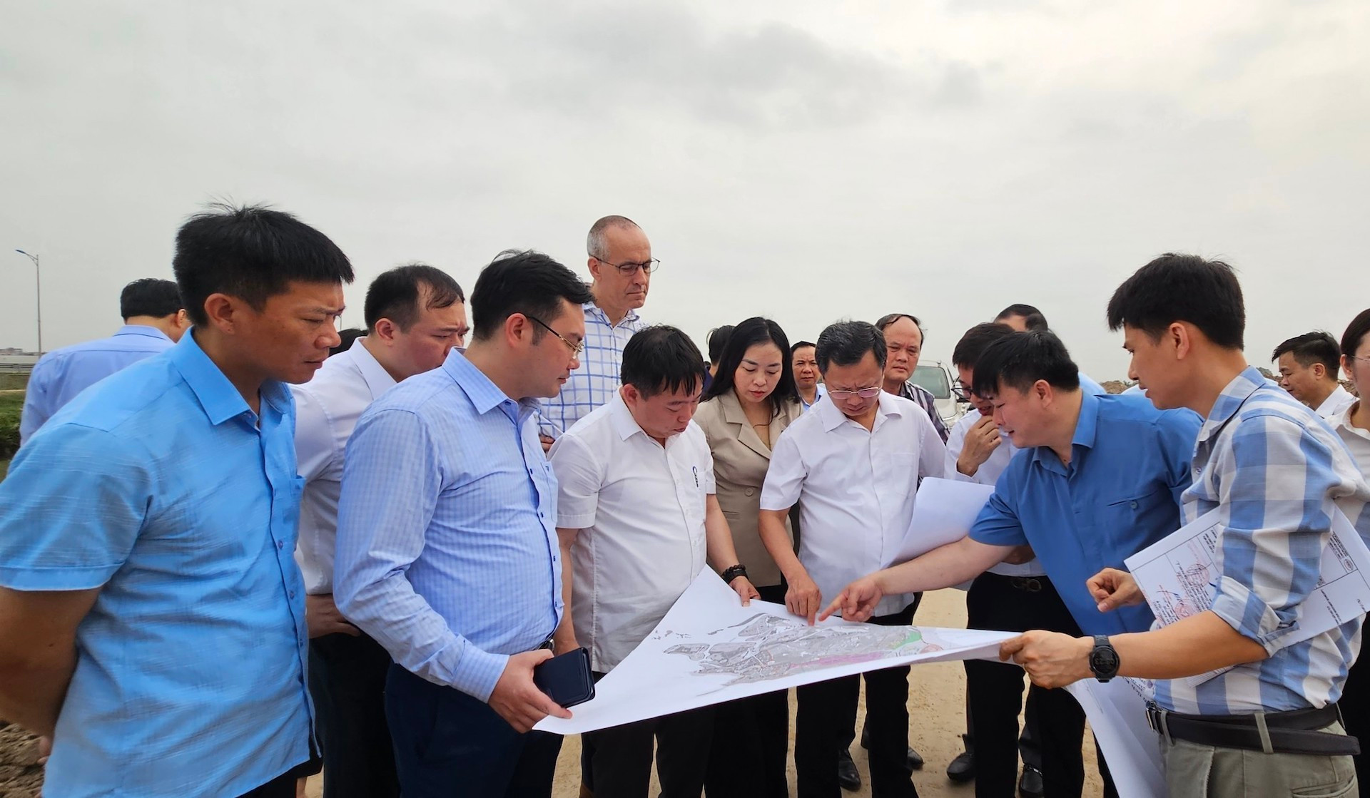 广宁省经济区管理委员会一向与投资者并肩同行，开展各个合作项目。