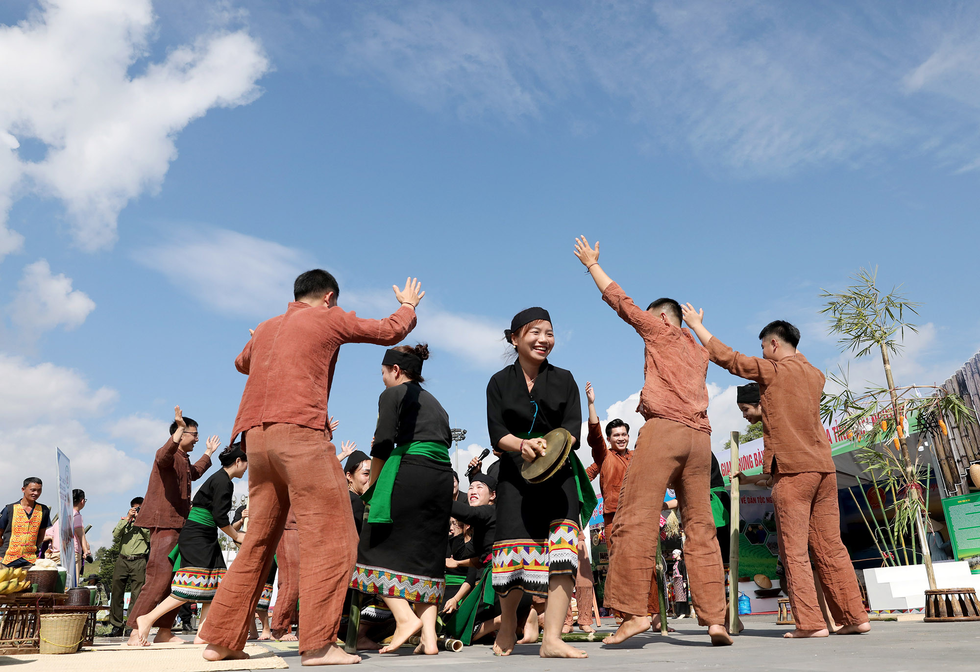 俄都族男女跳民族舞。 俄都族男女跳民族舞。