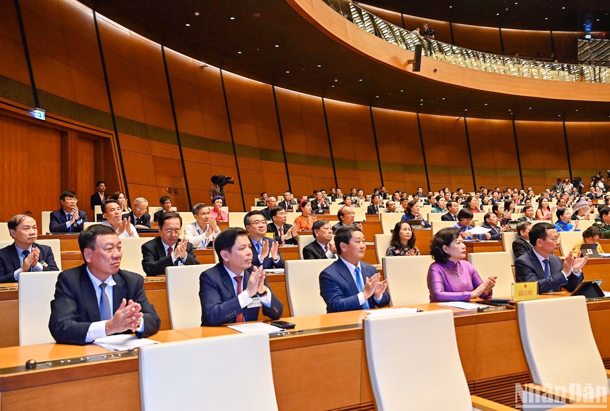 政府成员和代表出席会议。