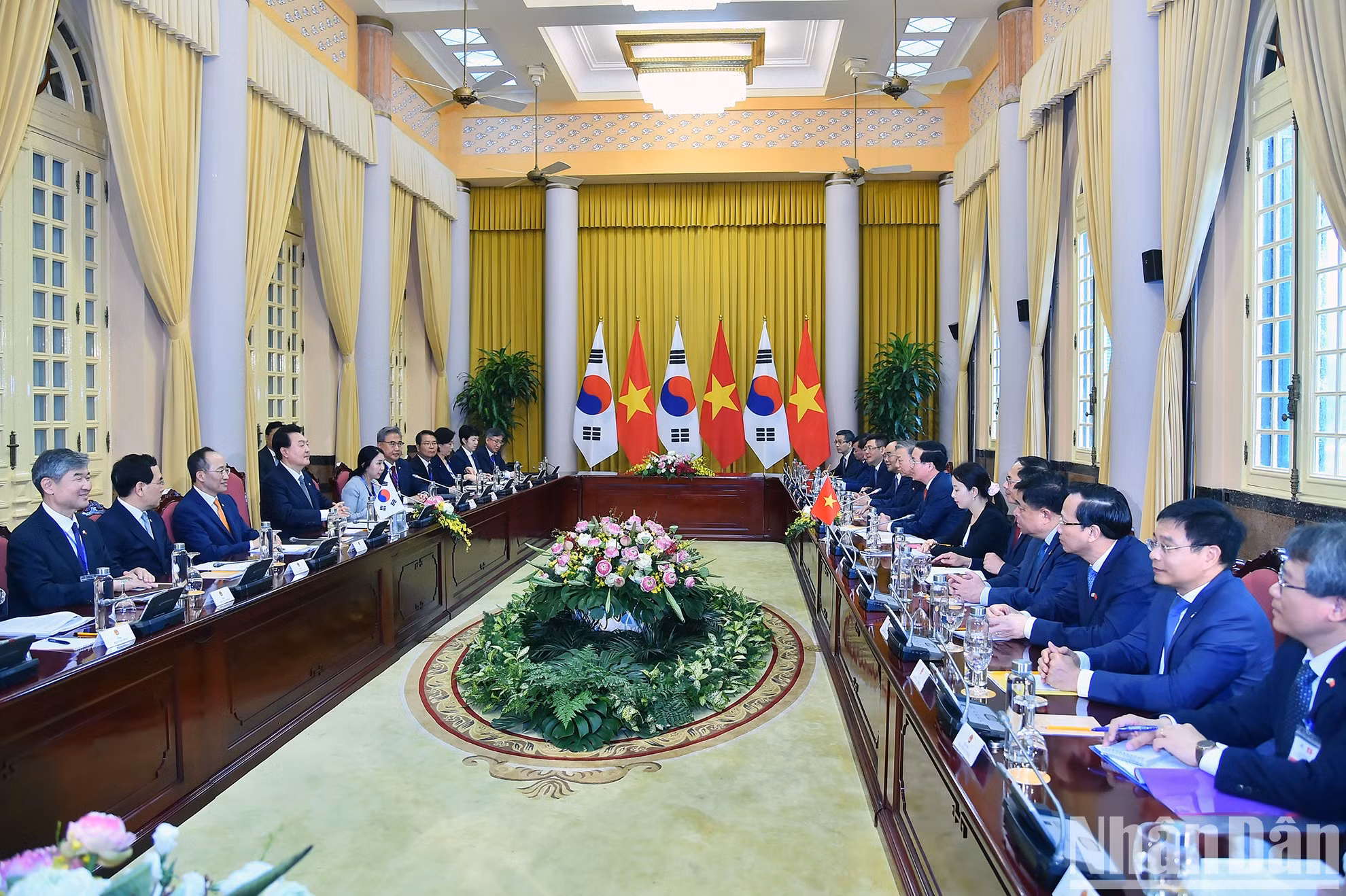欢迎仪式结束后，武文赏主席与尹锡悦总统主持会谈。