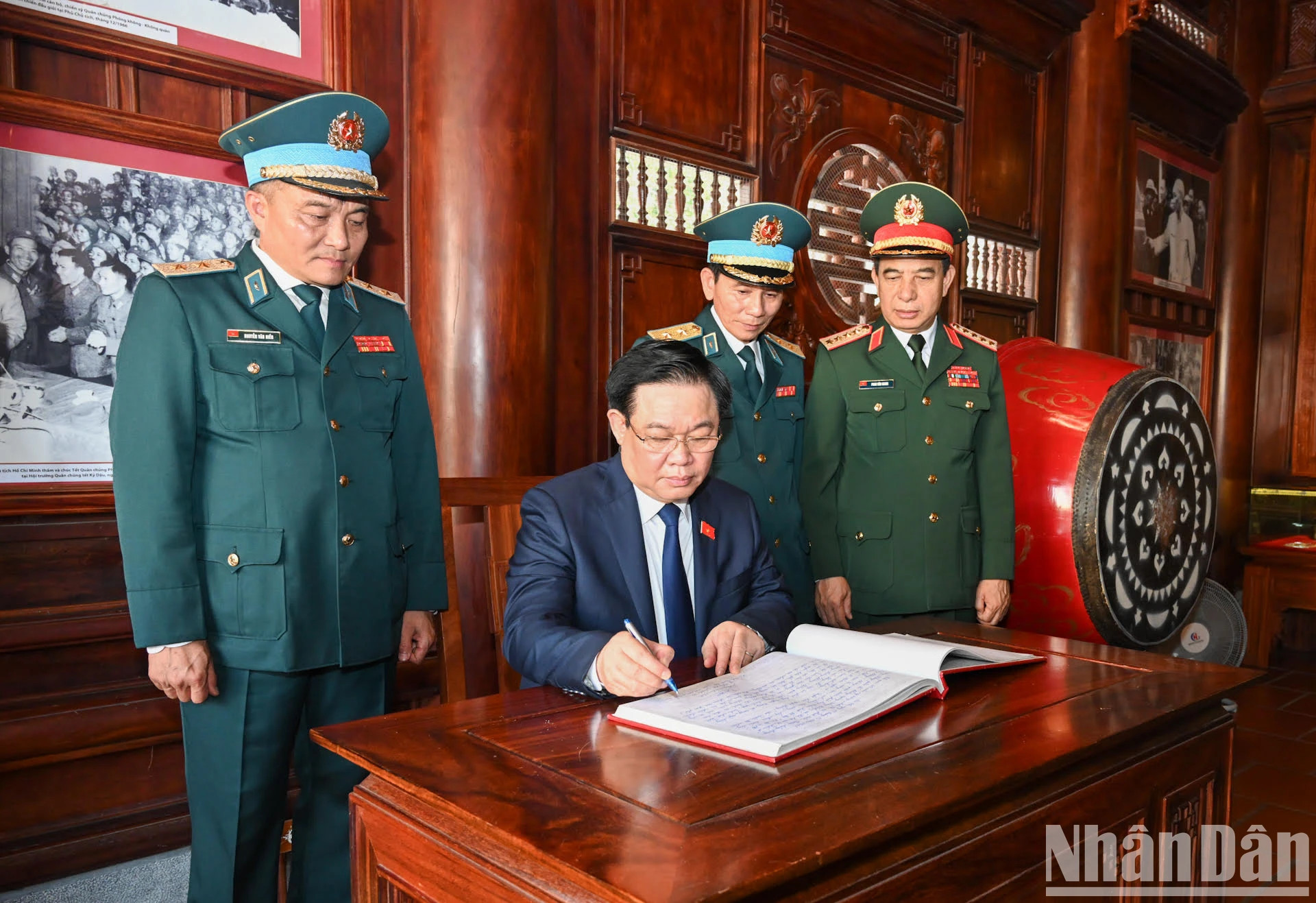 国会主席王廷惠在防空空军军种纪念册上留言。