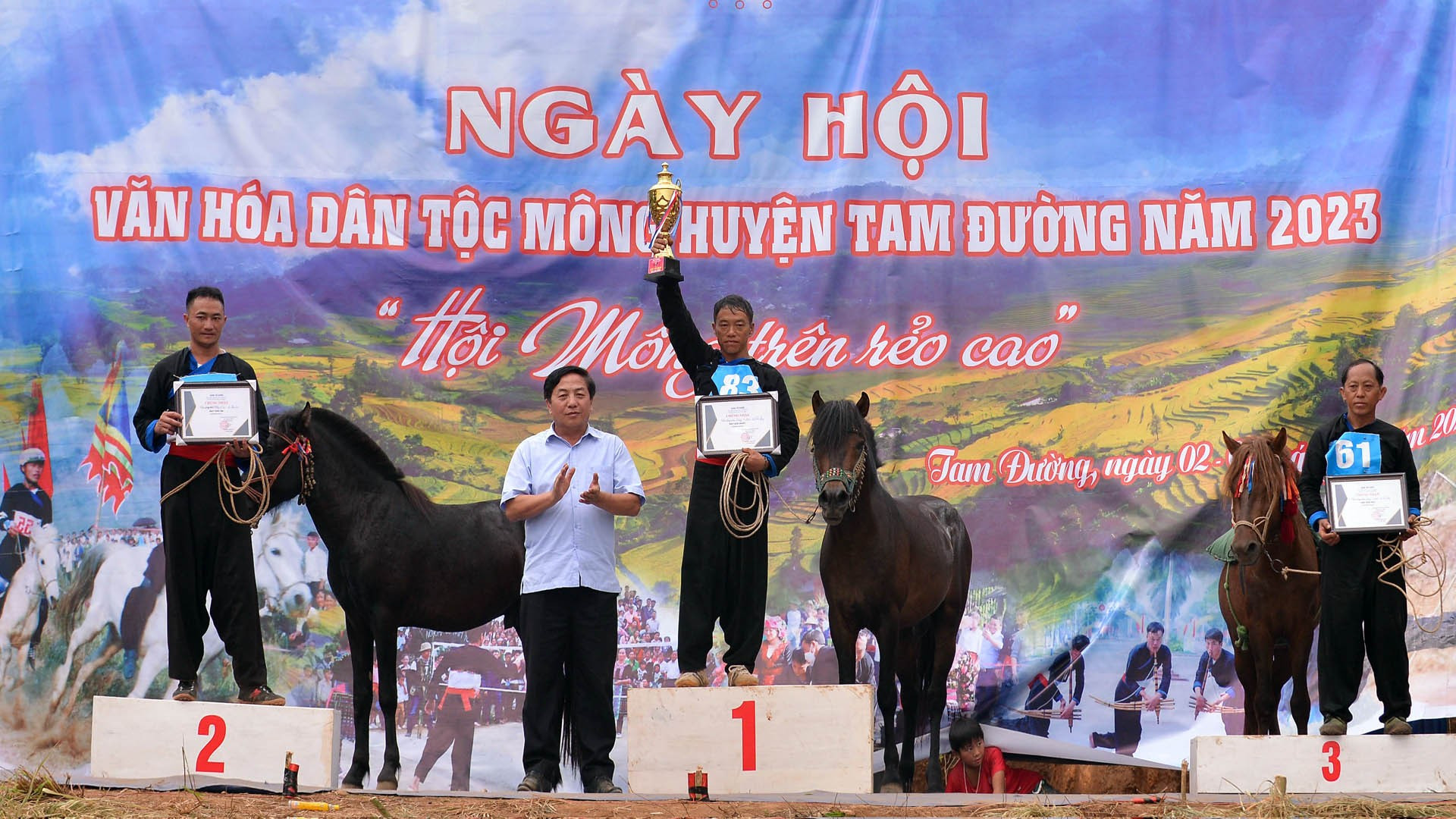 金杯和证书被授予最值得的农民运动员和最出色的驮马。