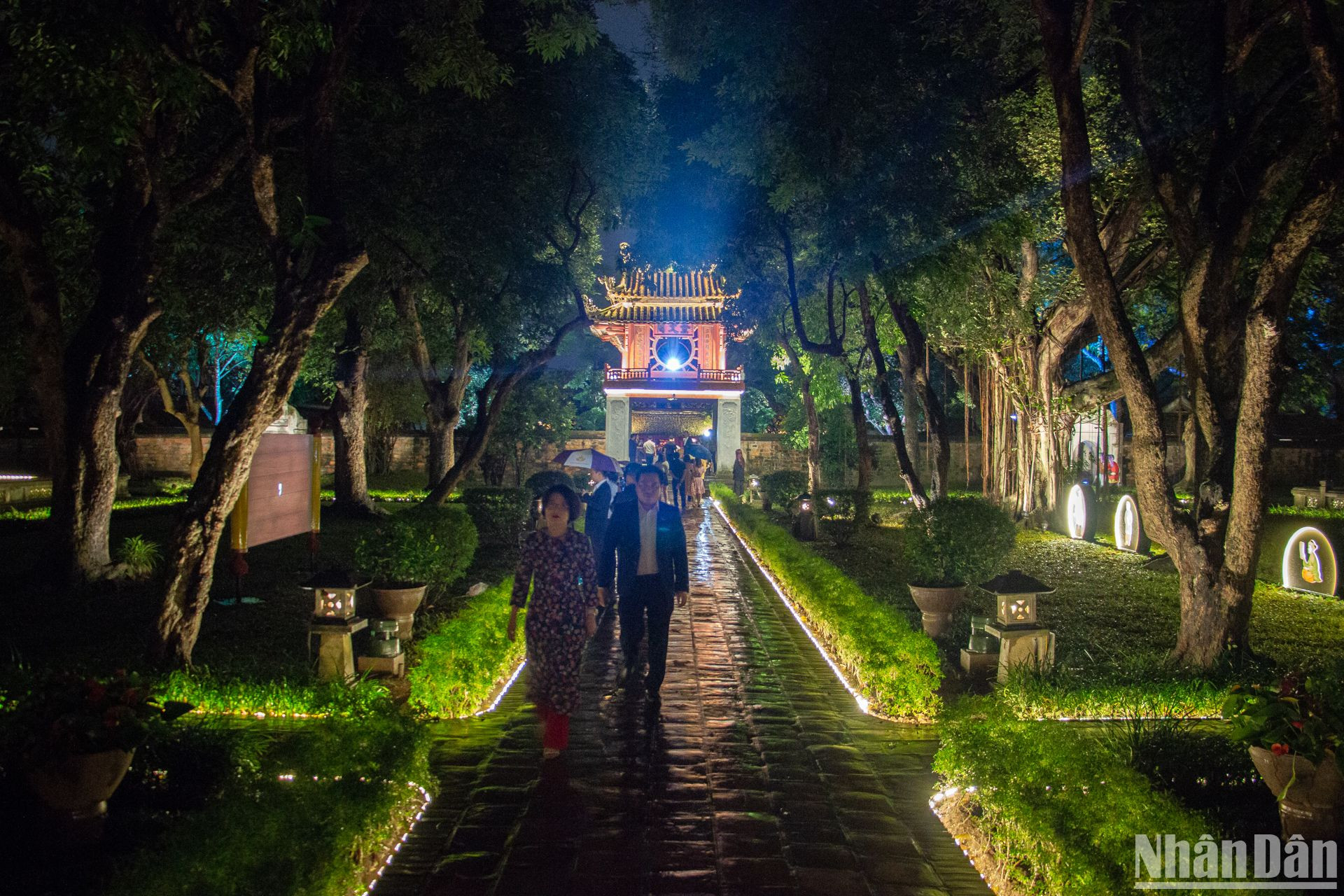 尽管已经多次来到文庙-国子监了,但很多游客仍然喜欢在夜间游览文庙。 门票票价为19.9万越盾/次。 身高1m以下儿童免费入场。 尽管已经多次来到文庙-国子监了,但很多游客仍然喜欢在夜间游览文庙。 门票票价为19.9万越盾/次。 身高1m以下儿童免费入场。