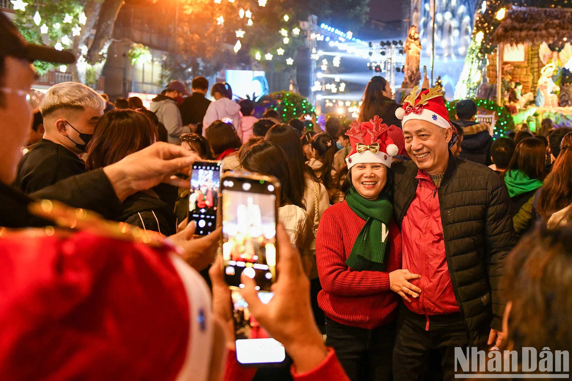 每个人脸上都洋溢着喜悦。 每个人脸上都洋溢着喜悦。