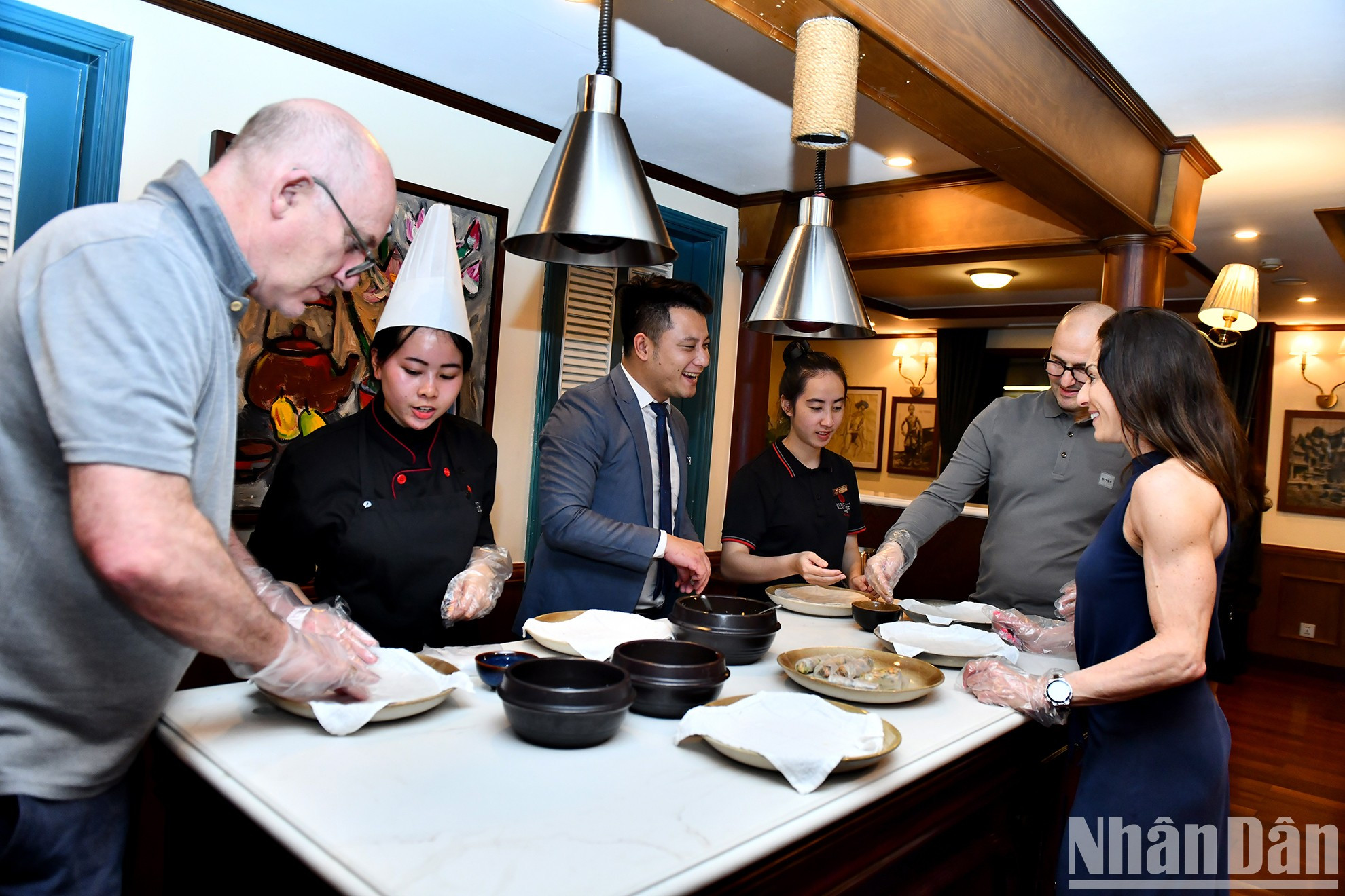 在船上体验与厨师一起制作春卷的课程。 在船上体验与厨师一起制作春卷的课程。