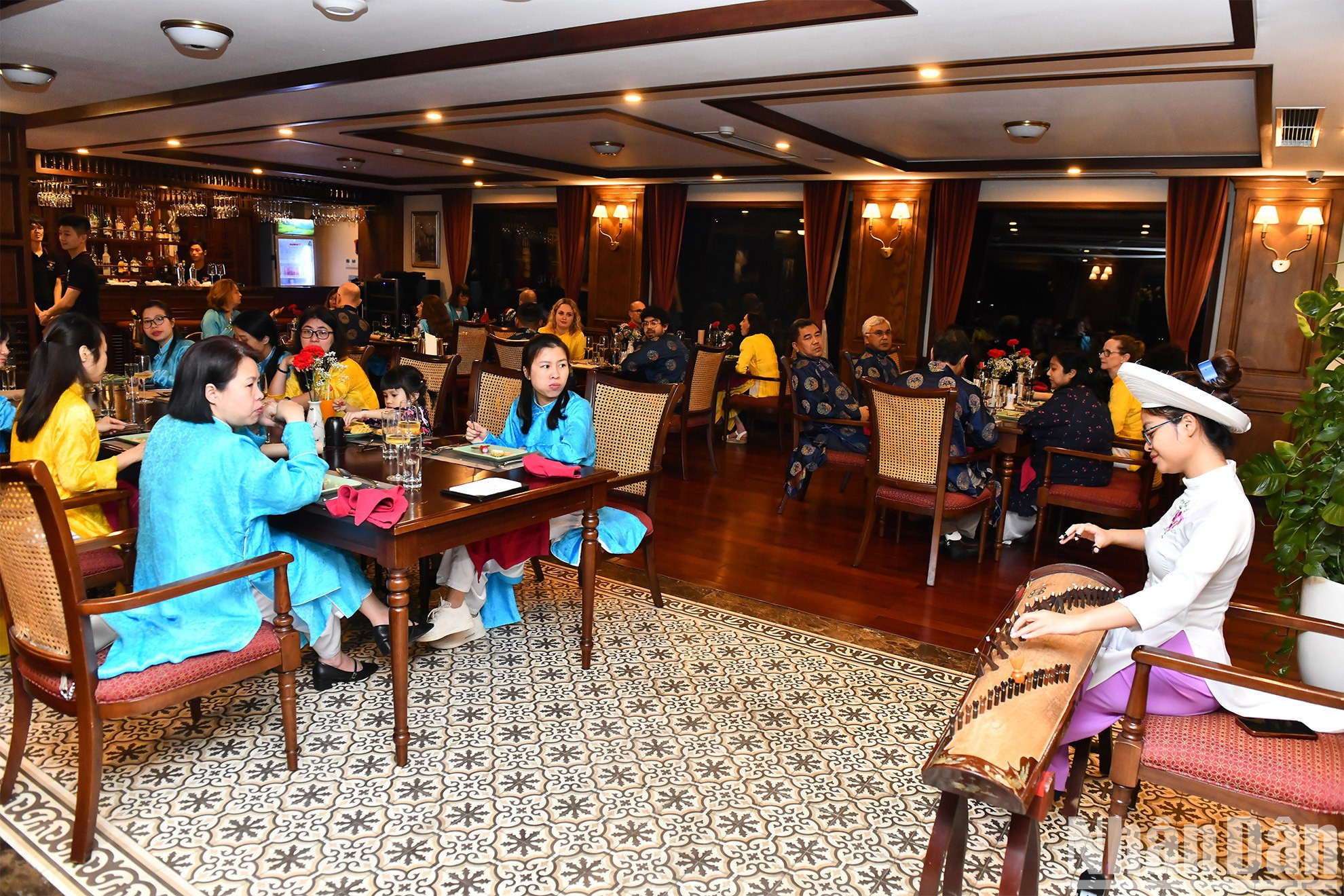 或者欣赏越南的传统音乐。 或者欣赏越南的传统音乐。