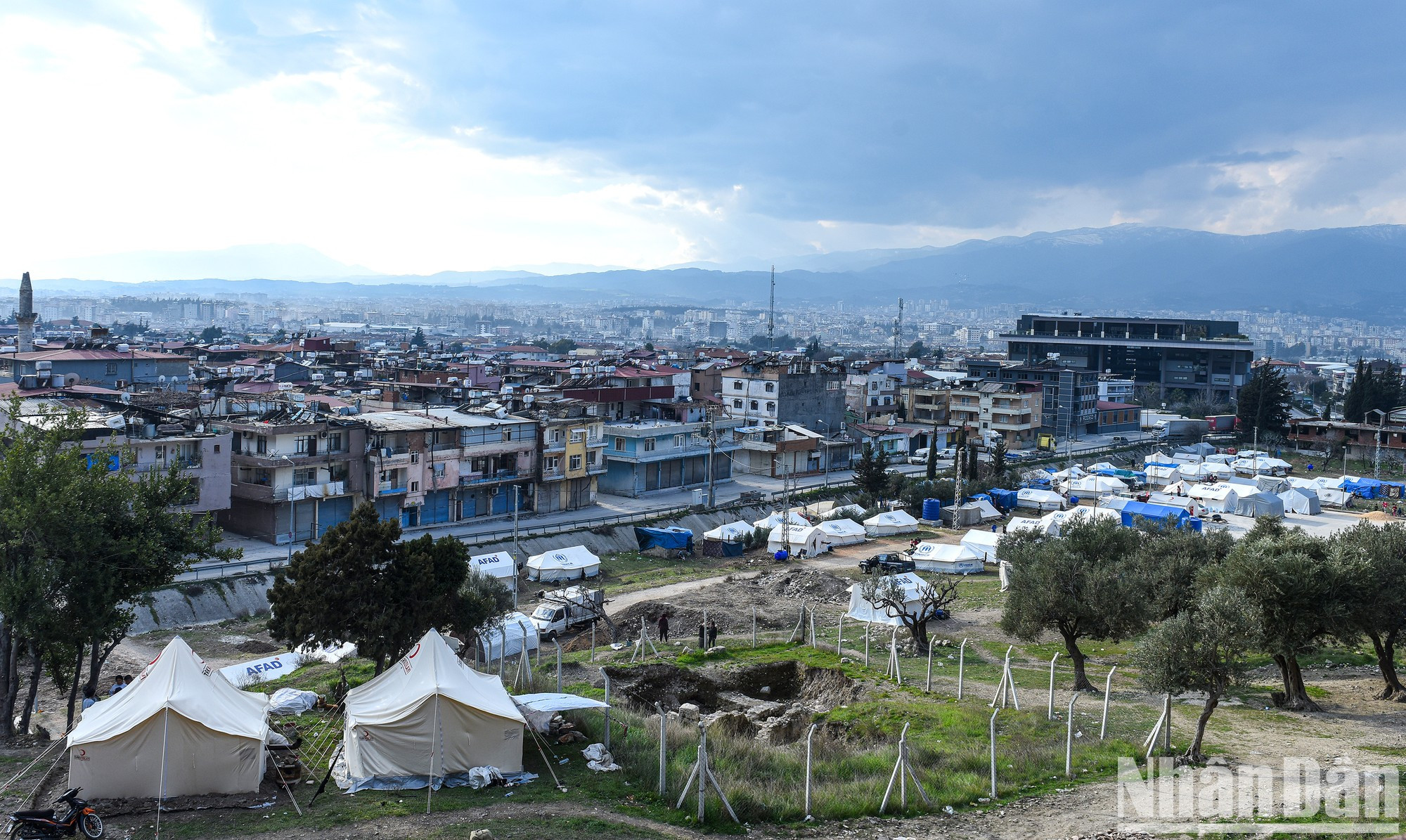 据不完全统计,2月6日发生的地震影响了土耳其约2000万人。 16万多栋建筑、其中52万多套公寓倒塌或严重受损。 据不完全统计,2月6日发生的地震影响了土耳其约2000万人。 16万多栋建筑、其中52万多套公寓倒塌或严重受损。