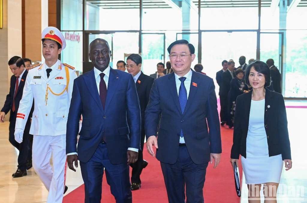 在欢迎仪式结束后，越南国会主席王廷惠和科特迪瓦国民议会议长将主持会谈。