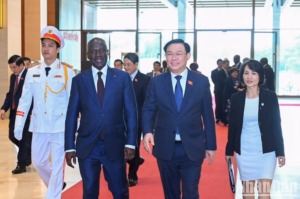 在欢迎仪式结束后，越南国会主席王廷惠和科特迪瓦国民议会议长将主持会谈。