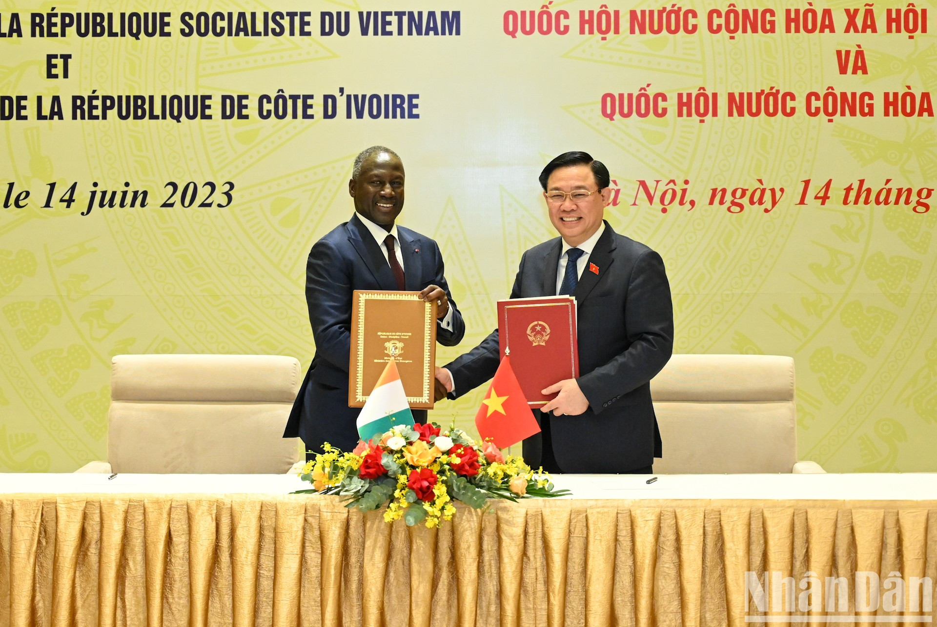 越南国会主席与科特迪瓦国民议会议长交换合作备忘录。