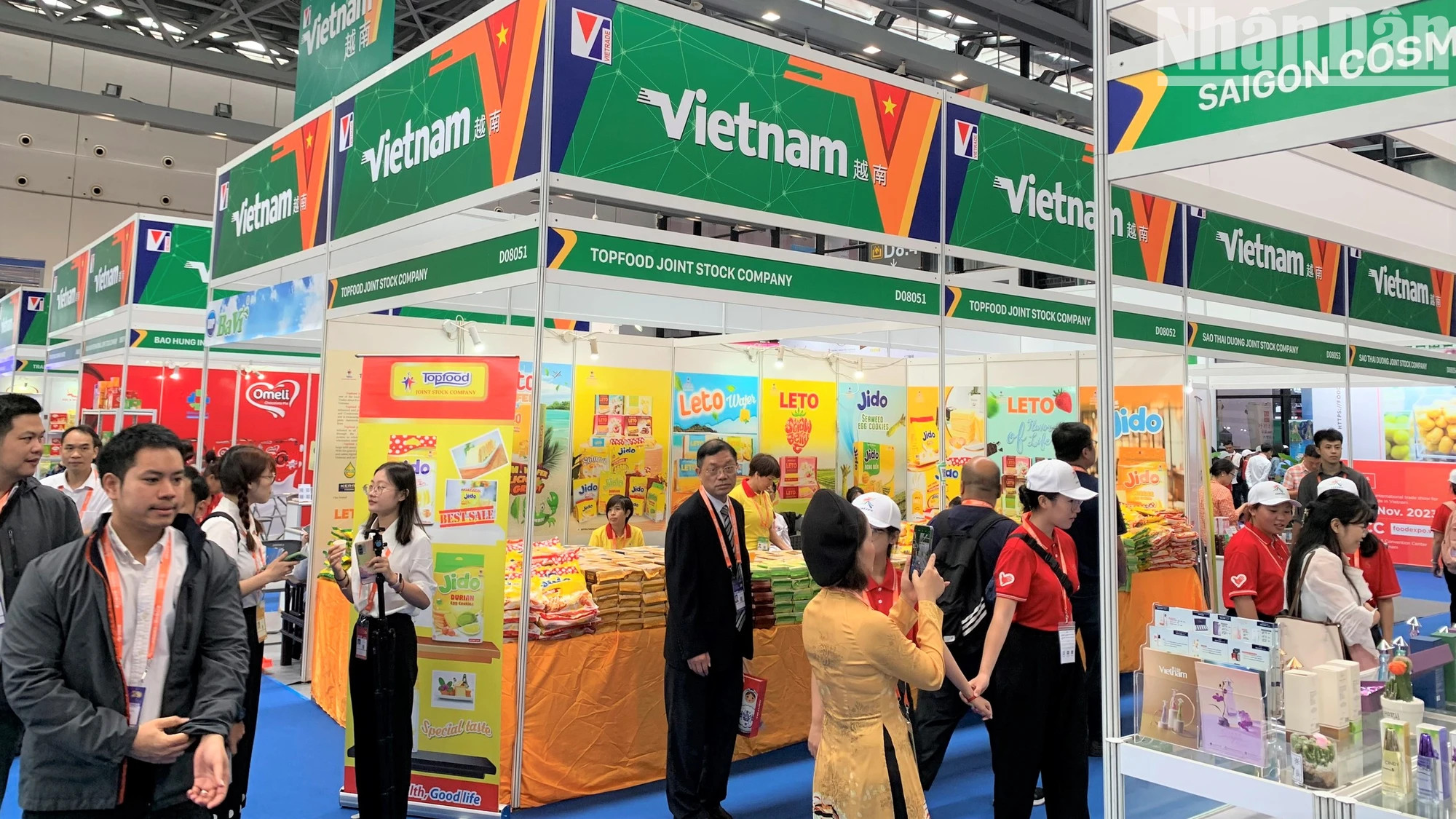 越南企业展位吸引很多观众前来参观。 越南企业展位吸引很多观众前来参观。