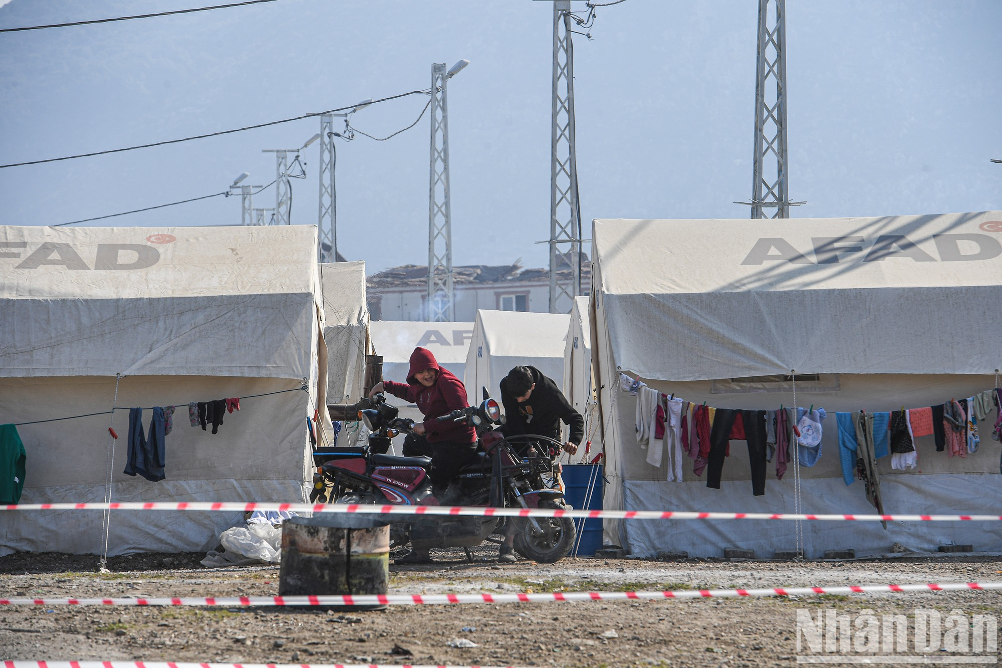 此时走在地震灾区,从体育场到农田,从人行道上到山坡上,随处可见帐篷村拔地而起。 此时走在地震灾区,从体育场到农田,从人行道上到山坡上,随处可见帐篷村拔地而起。