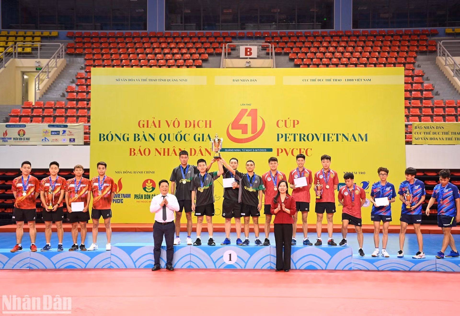 《人民报》社副总编辑桂廷原和广宁省人民委员会副主席阮氏幸向男子团体赛的获胜队颁发奖牌和奖杯。 《人民报》社副总编辑桂廷原和广宁省人民委员会副主席阮氏幸向男子团体赛的获胜队颁发奖牌和奖杯。